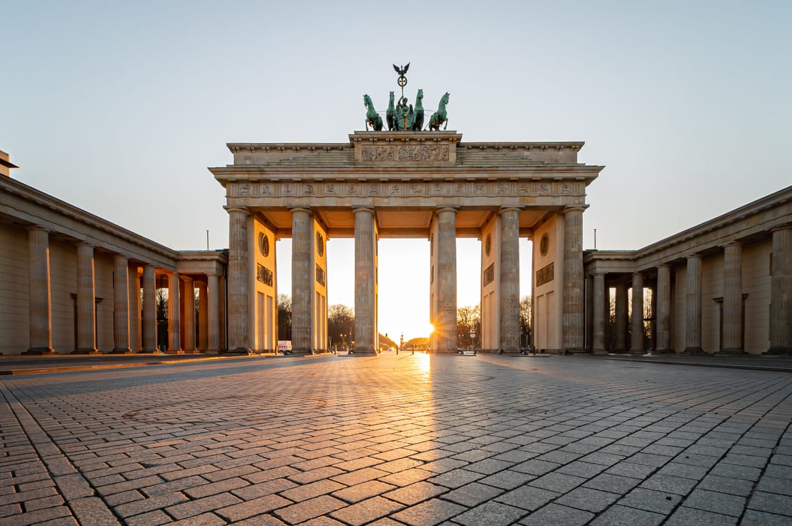 Sonnenaufgang hinter dem Brandenburgertor in Berlin