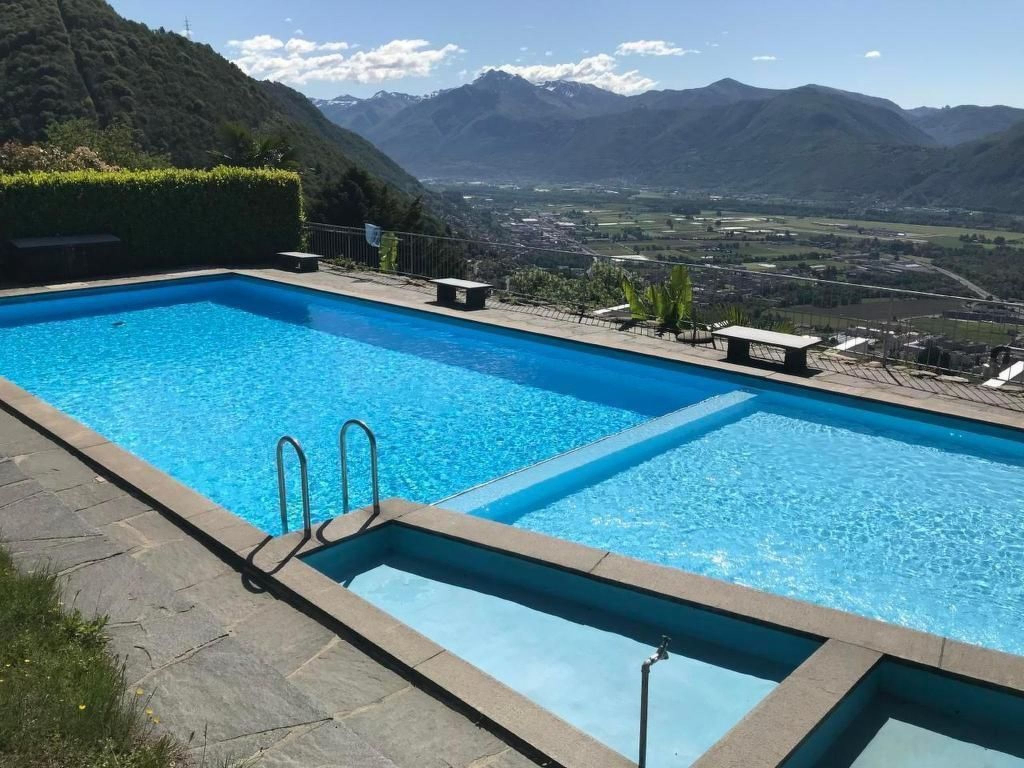interhome-Seeblick und Pool