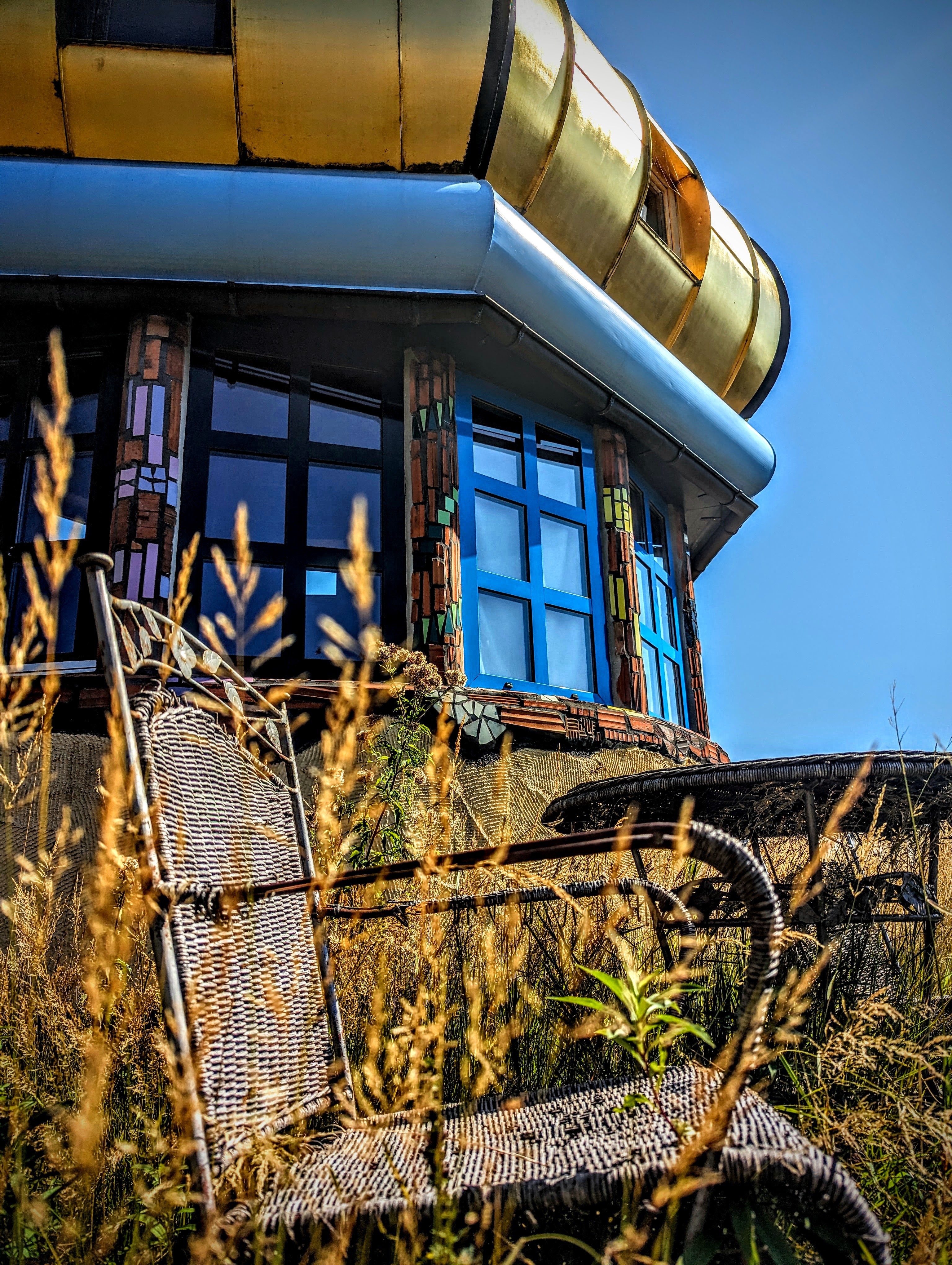 tomas-B&B Kugelturm in der Markthalle Altenrhein - Hundertwasser Architektur - Sitzplatz auf dem Dach der Markthalle Altenrhein