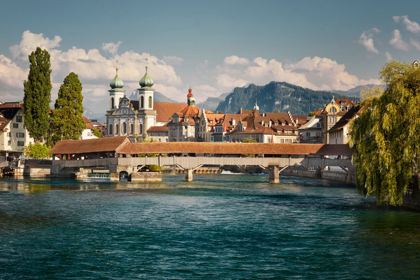 Holzbrücke Spreuerbrücke Stadt Luzern Jesuitenkirche