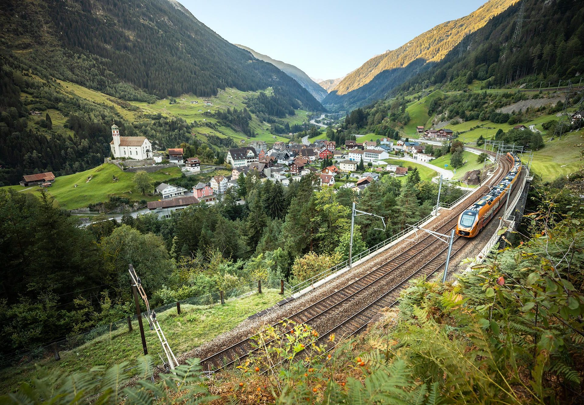Treno Gottardo beim Dorf Wassen