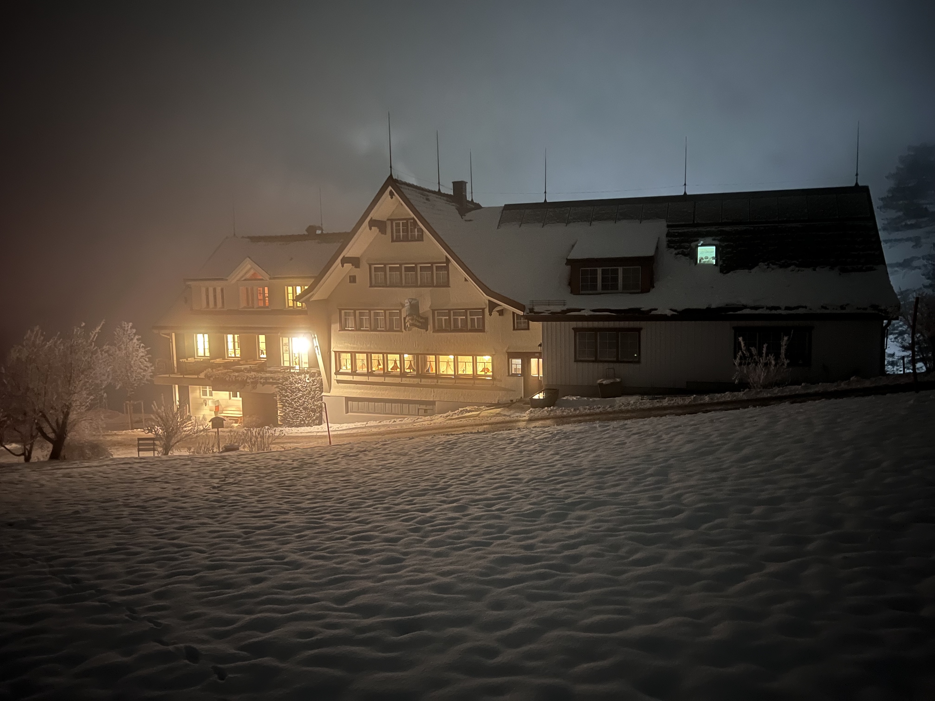 tomas-Hirschen Wald - Gasthaus & Bäckerei - Winterabendstimmung