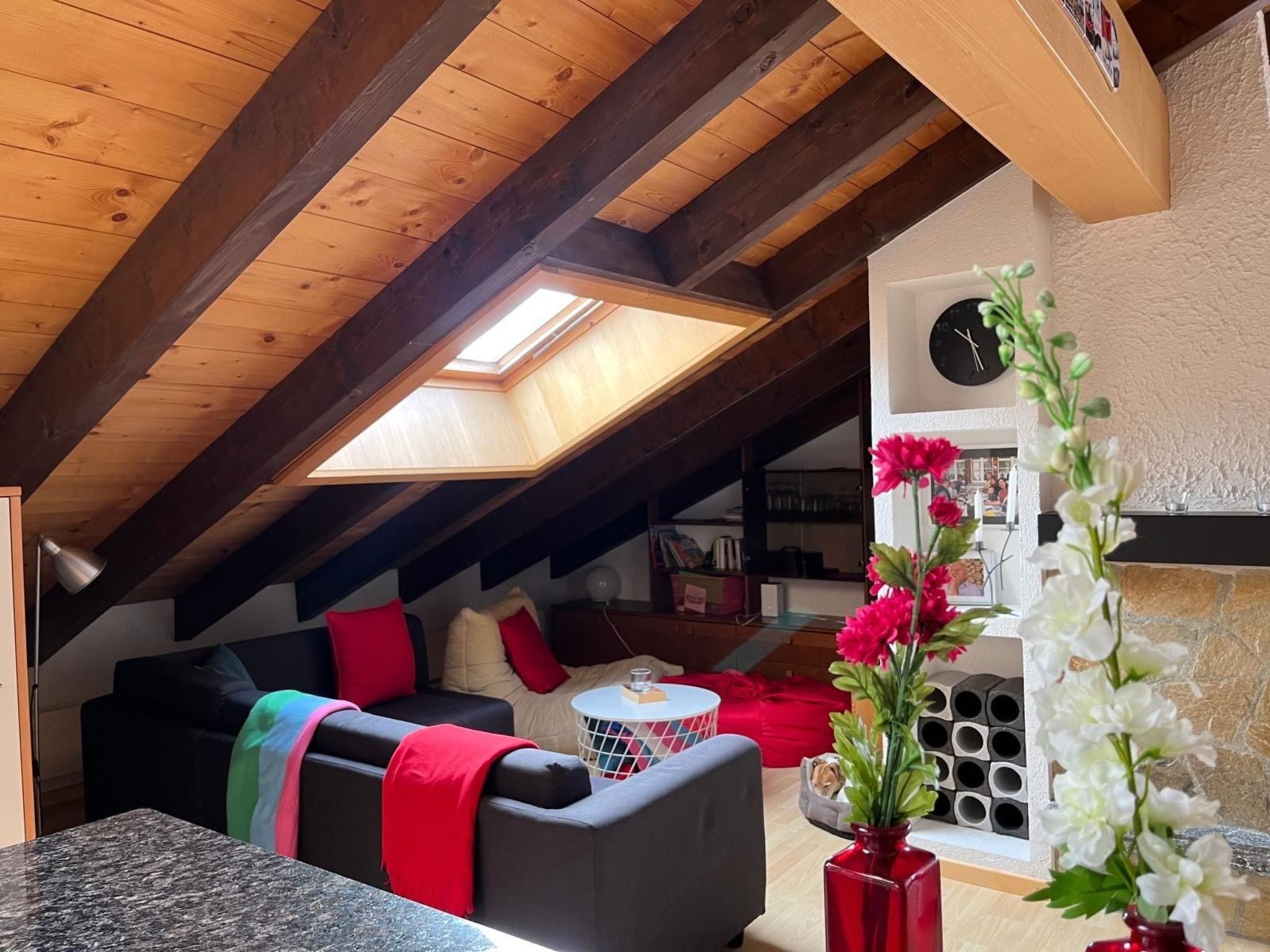 interhome-Helle und moderne Dachwohnung