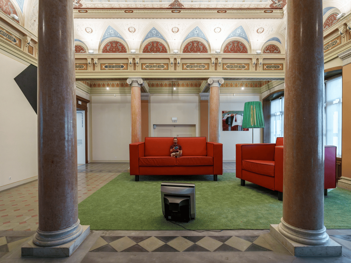 SGBT Kunstmuseum St.Gallen rotes Sofa 
