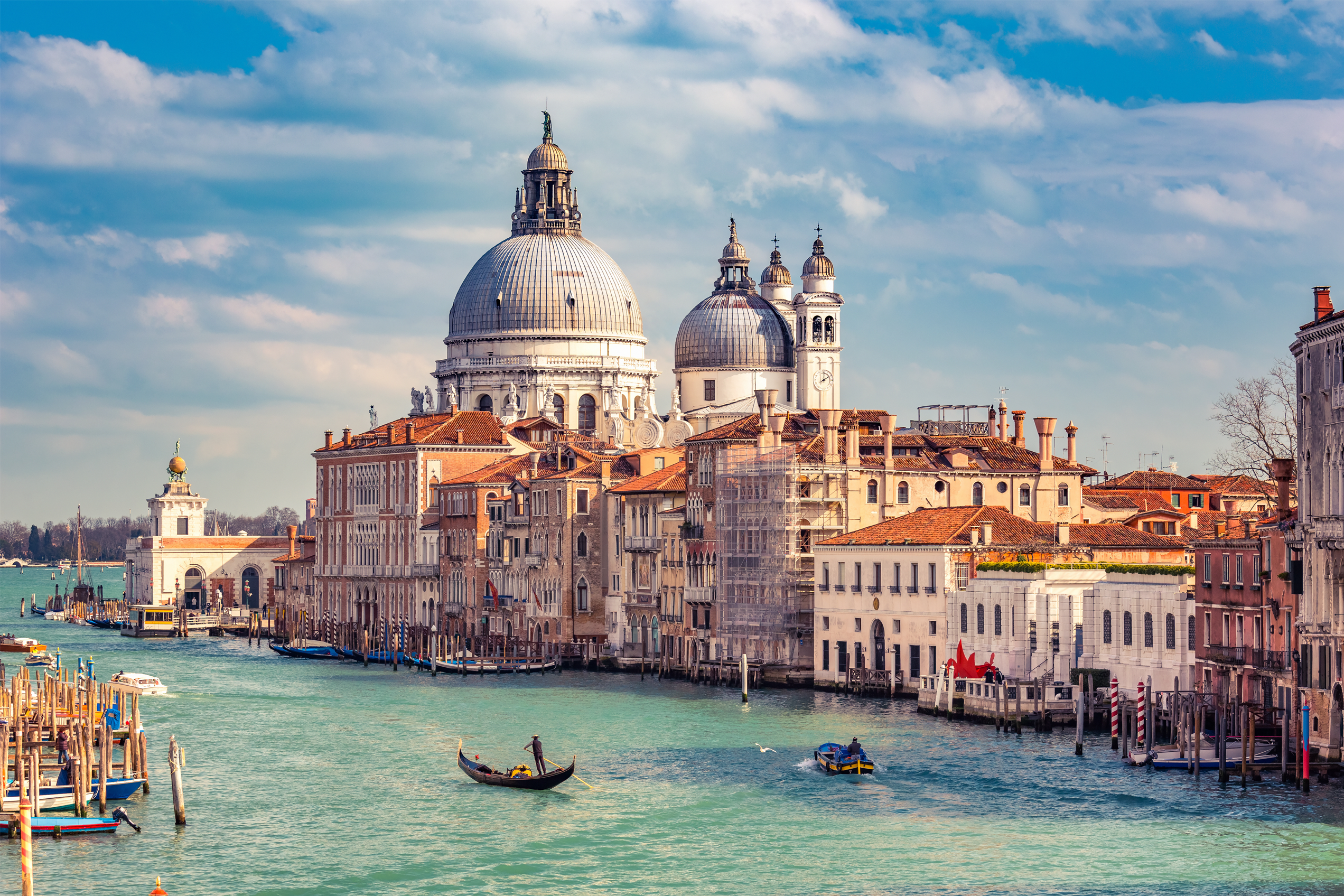Kanal von Venedig mit Dom und Kirche im Hintergund