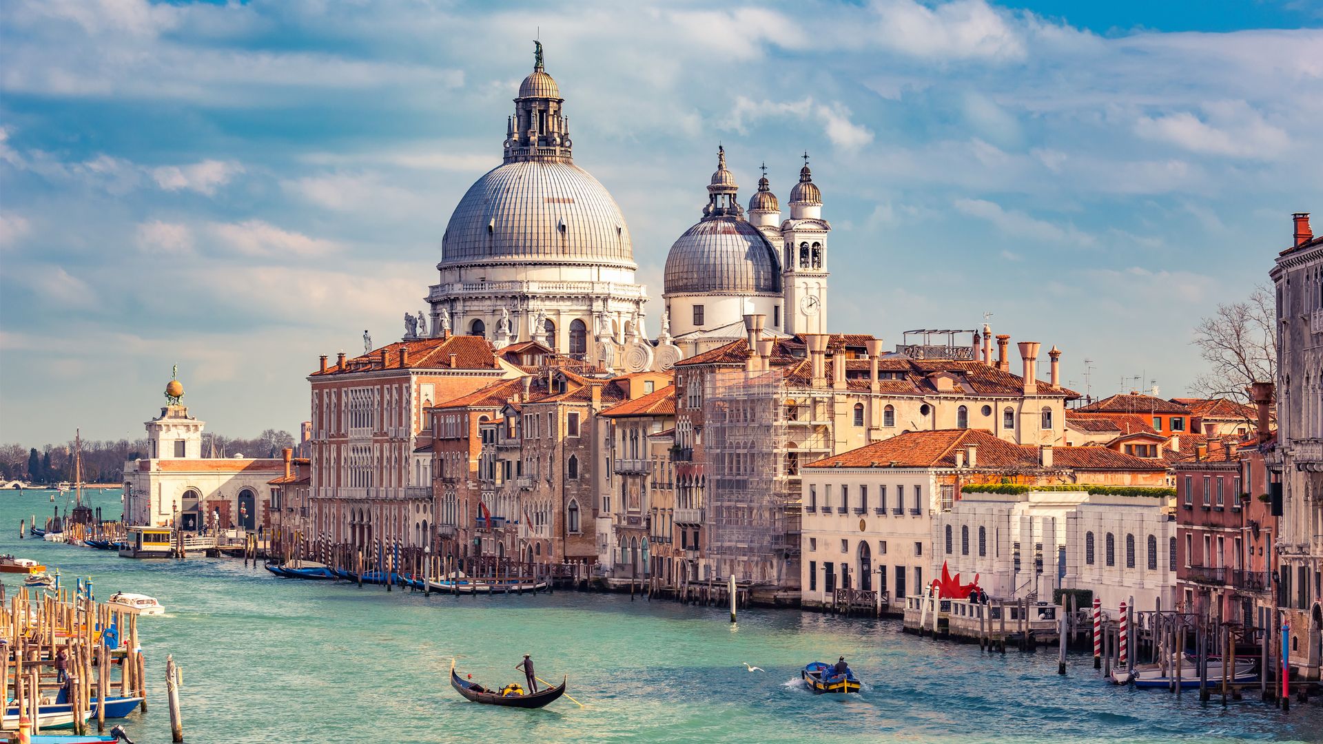Kanal von Venedig mit Dom und Kirche im Hintergund