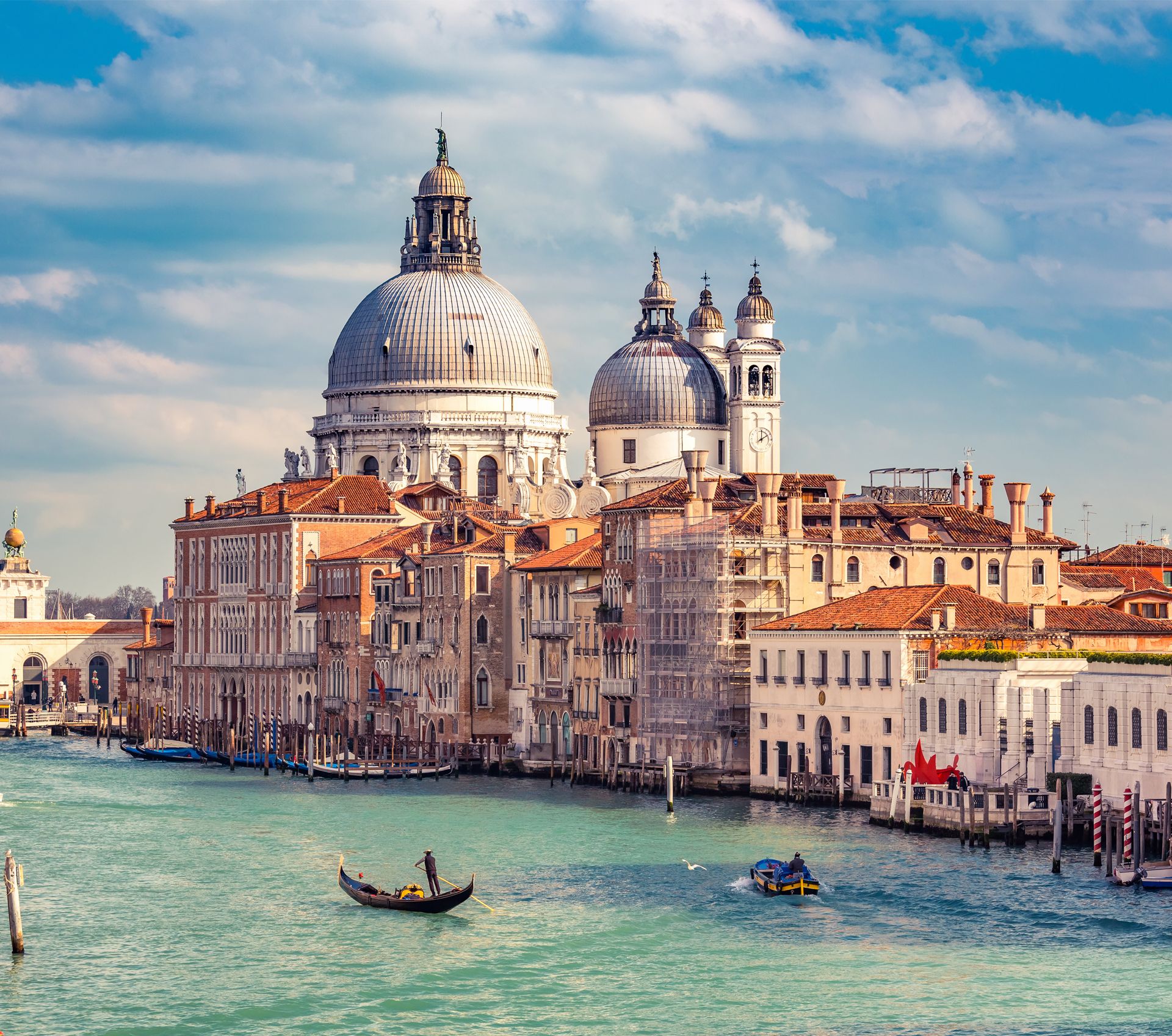 Kanal von Venedig mit Dom und Kirche im Hintergund