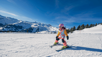 Mädchen fährt auf Skipiste in Flumserberg