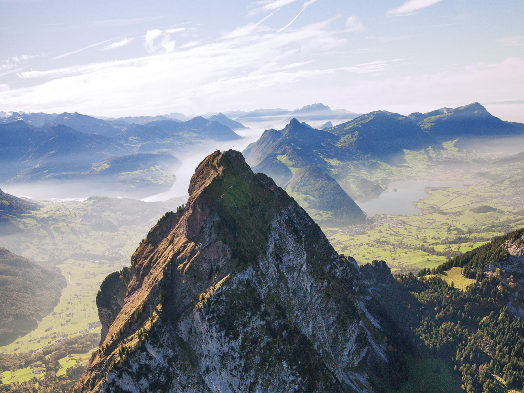 Aussicht über Bergpanorama mit leichtem Nebel und grünen Tälern