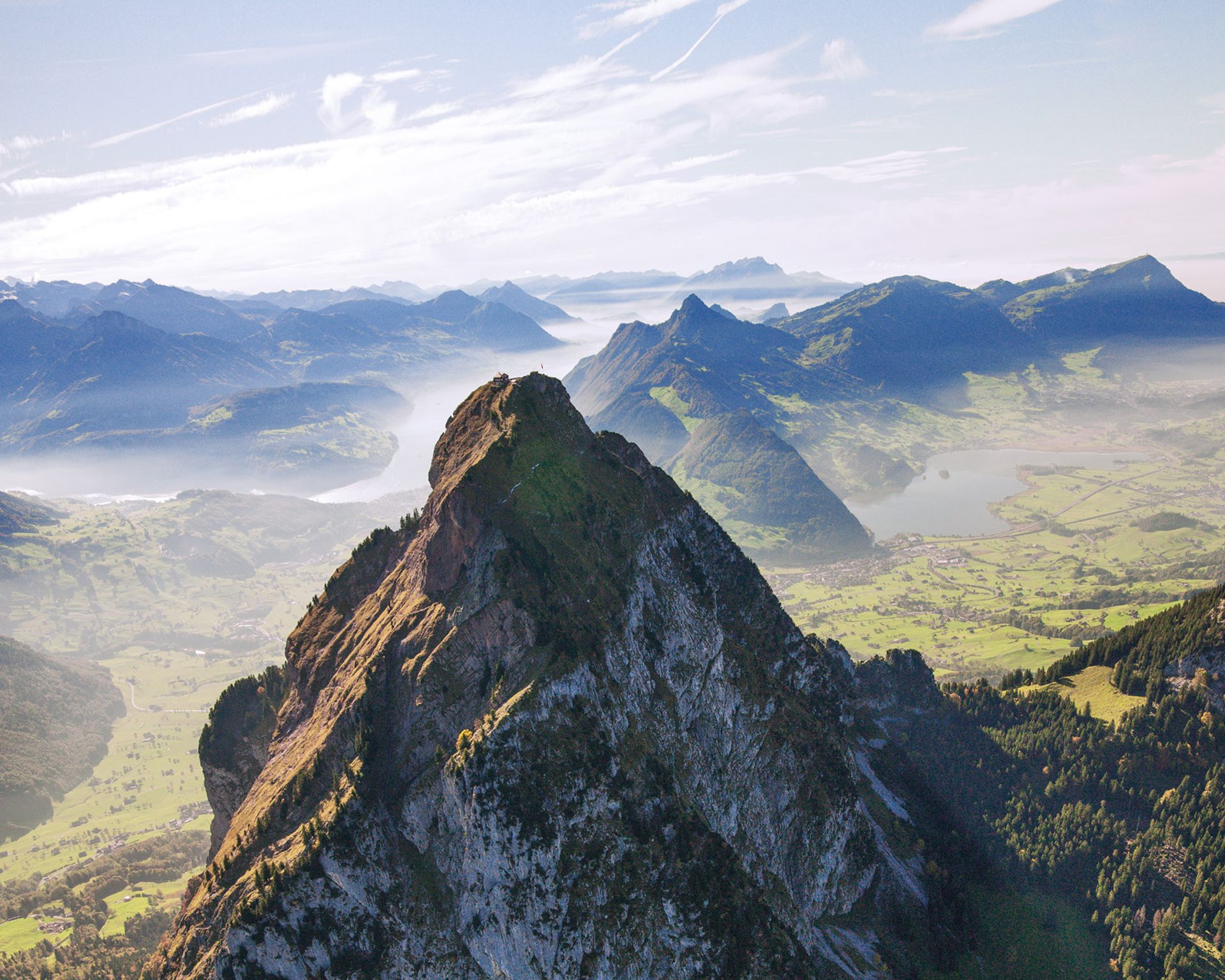 Aussicht über Bergpanorama mit leichtem Nebel und grünen Tälern