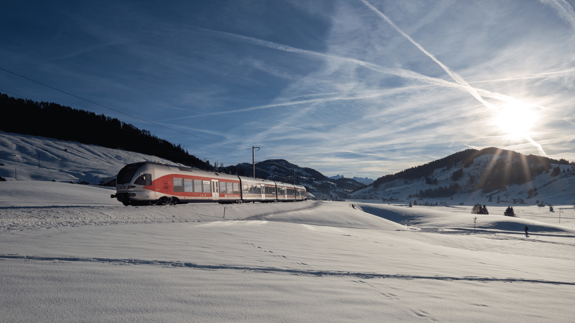 Die S4 S-Bahn auf der Fahrt durch Altmatt – SOB Eine S-Bahn fährt durch die winterliche Landschaft bei Altmatt