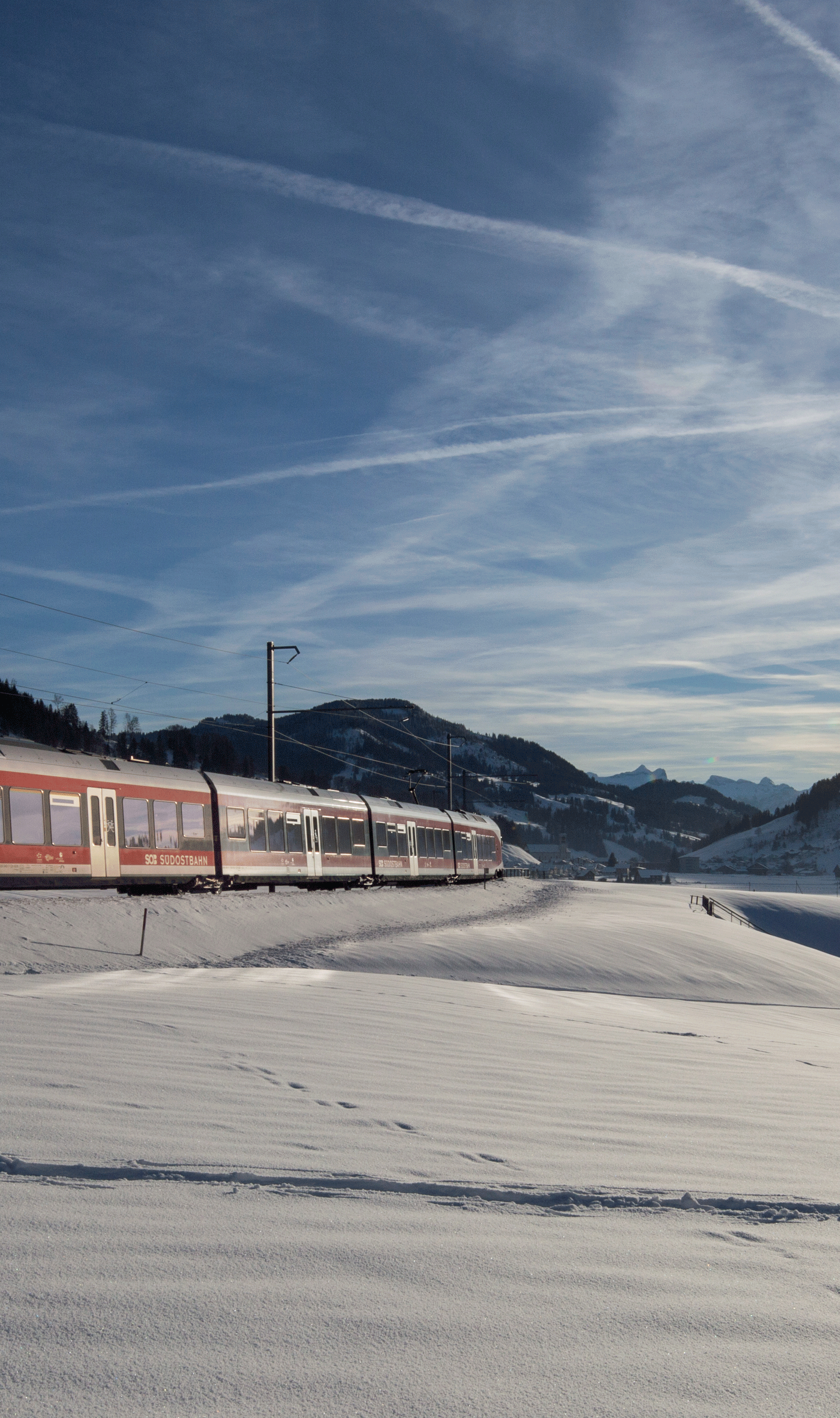 Die S4 S-Bahn auf der Fahrt durch Altmatt – SOB Eine S-Bahn fährt durch die winterliche Landschaft bei Altmatt