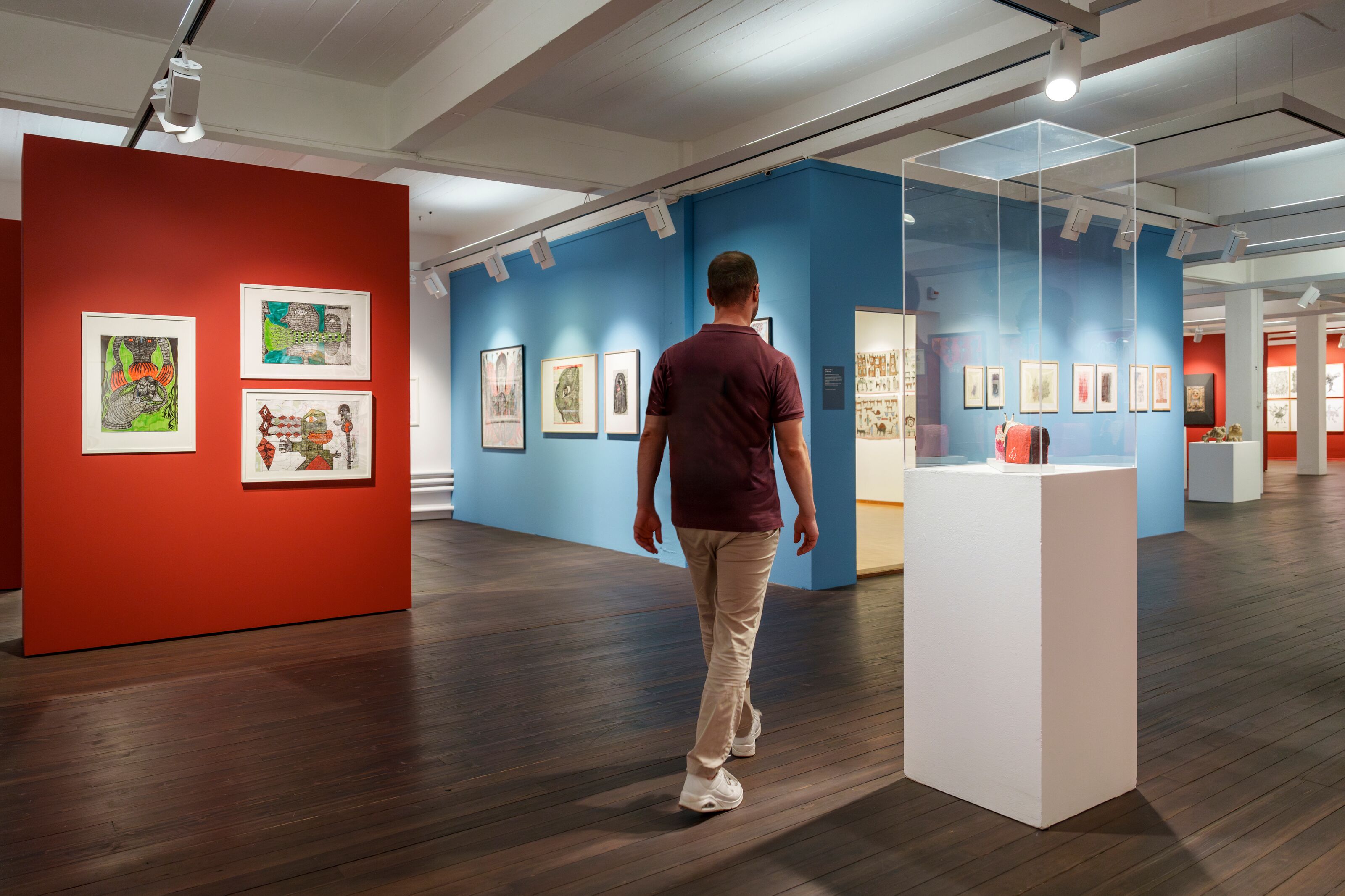 Il visitatore passeggia per la mostra nel museo d'arte aperto