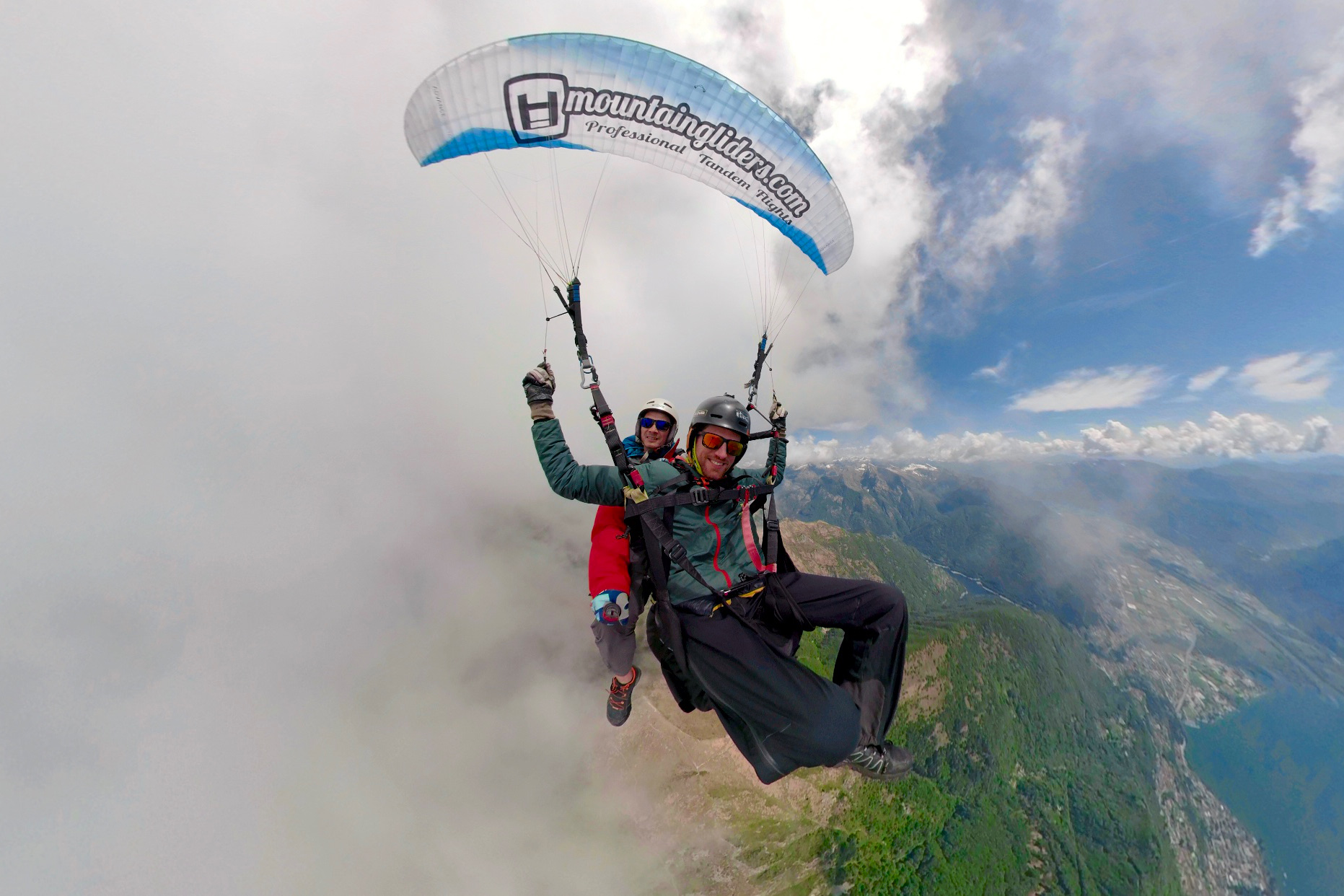 mys-Mountaingliders - parapente au top-Paragliding in the clouds with Mountaingliders