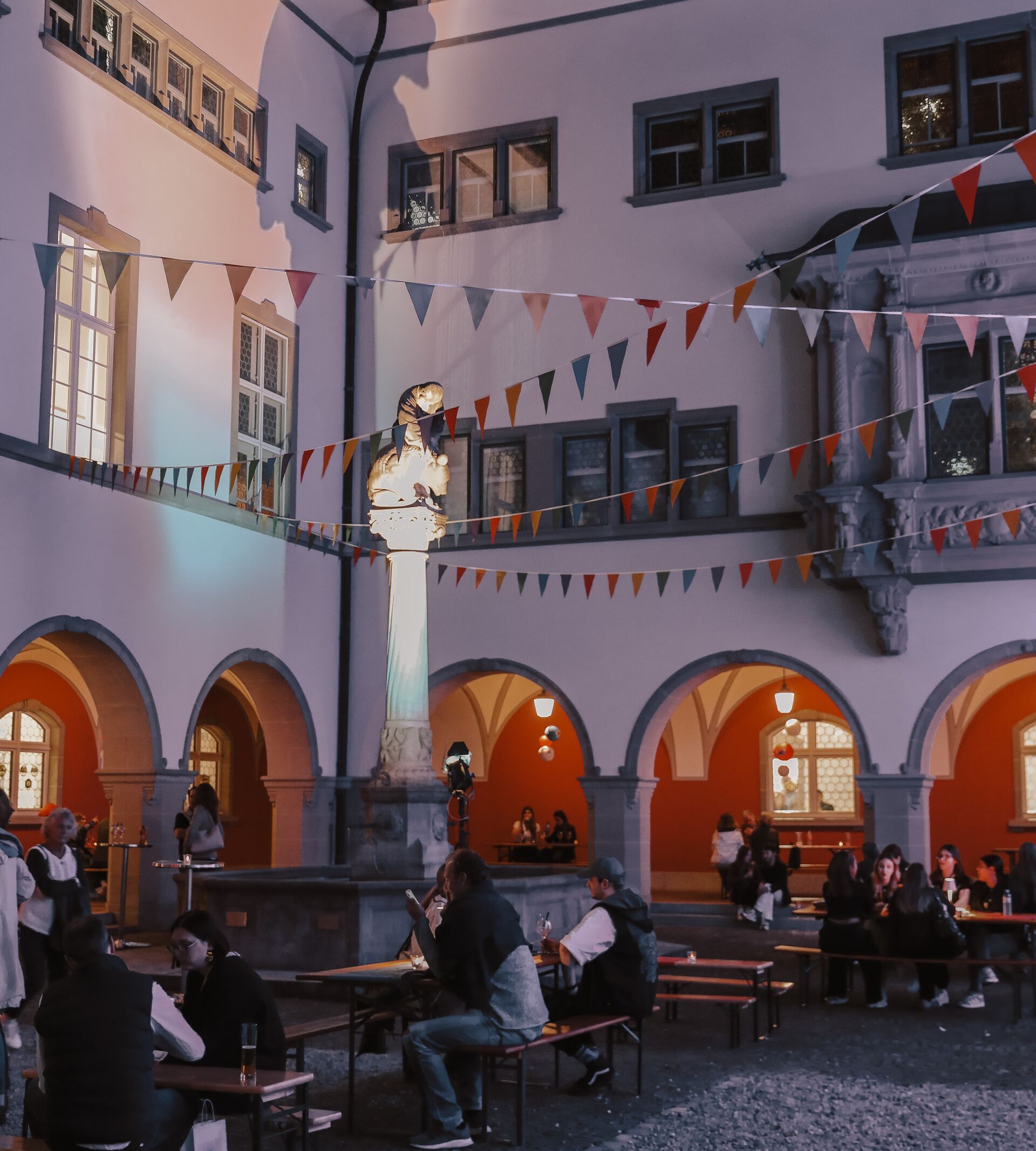 Innenhof vom Kulturmuseum St.Gallen während der Museumsnacht St.Gallen, mit Festbänken und hübschen farbigen Fähnchen