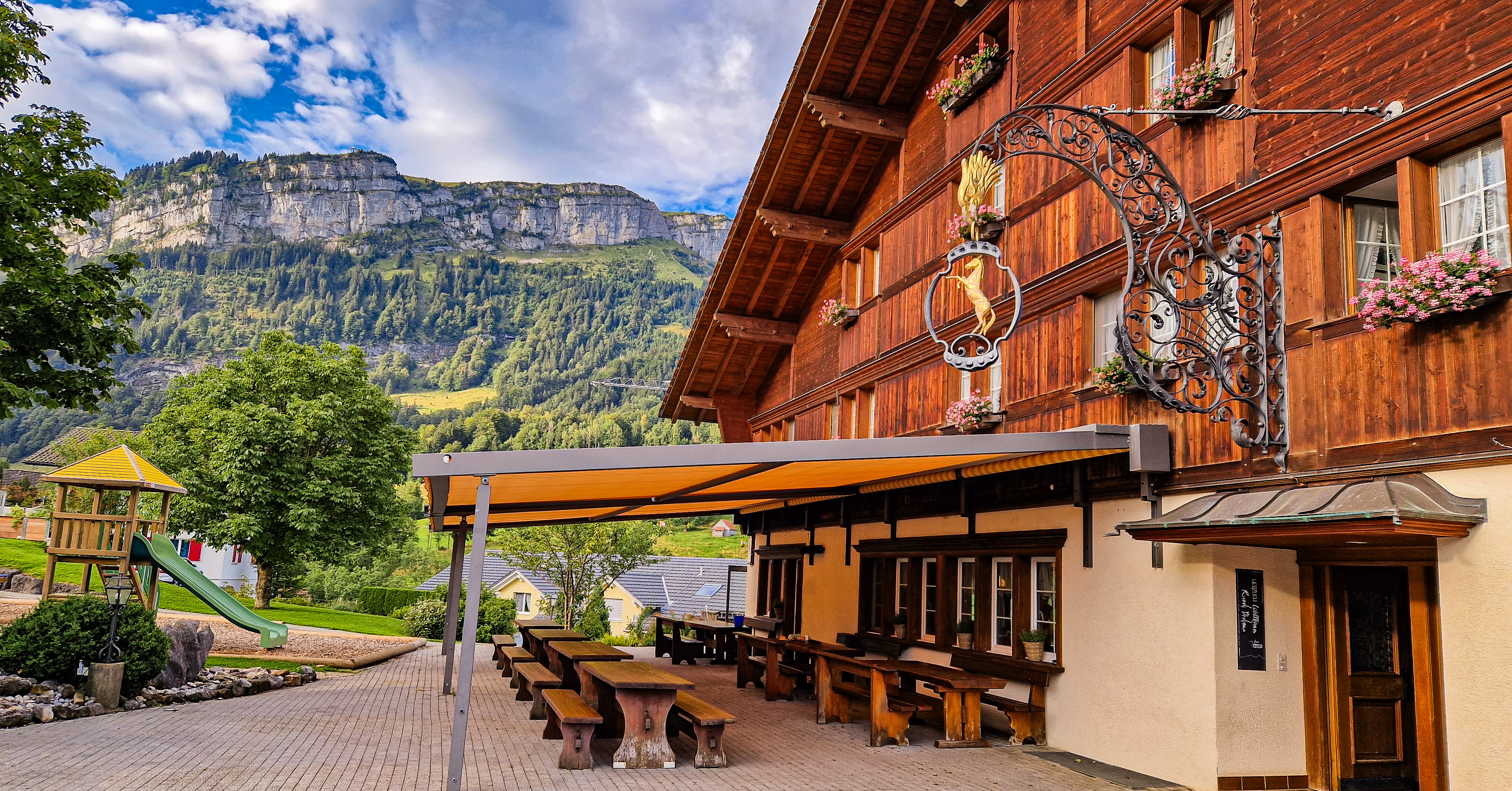 tomas-Gasthaus Rössli Brülisau - Gasthaus Rössli Brülisau Aussenansicht_Sommer