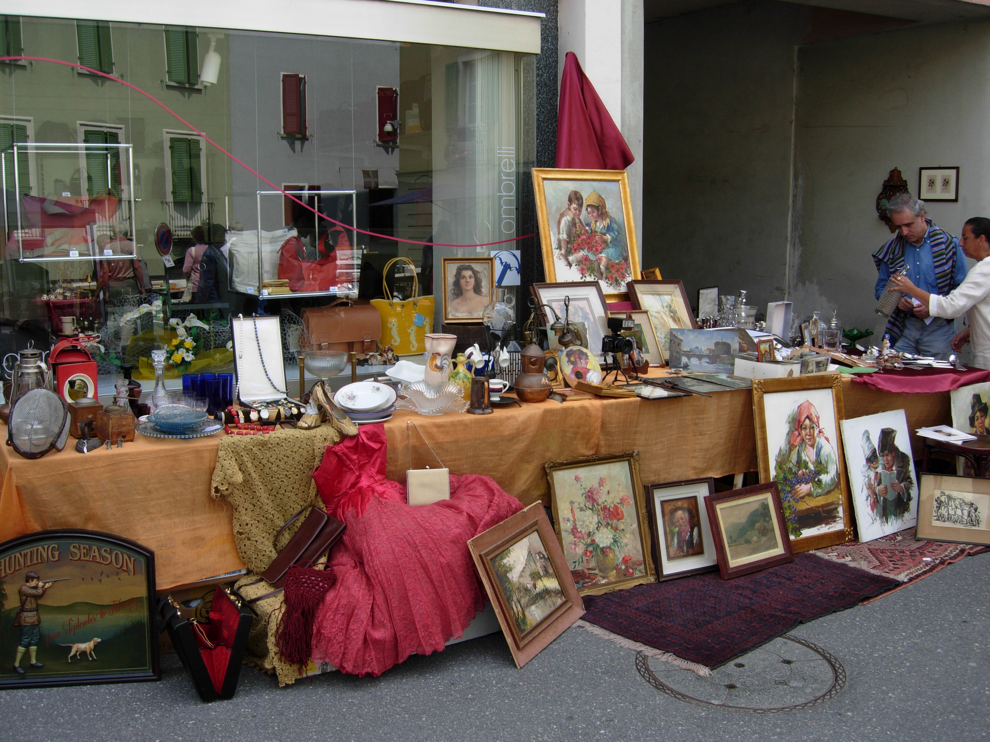 mys-Spécialités et Foire aux antiquités dans le Magnifico Borgo-Fiera dell'antiquariato, Mendrisio