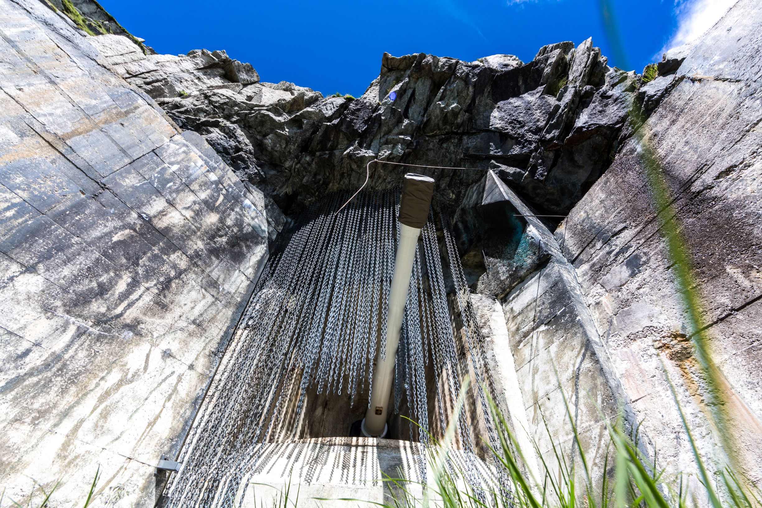 Kanonenstellung der Gotthardfestung Sasso San Gottardo – in den Fels integrierte Artilleriestellung mit Kettenschutz und Blick in das Gotthardmassiv.
