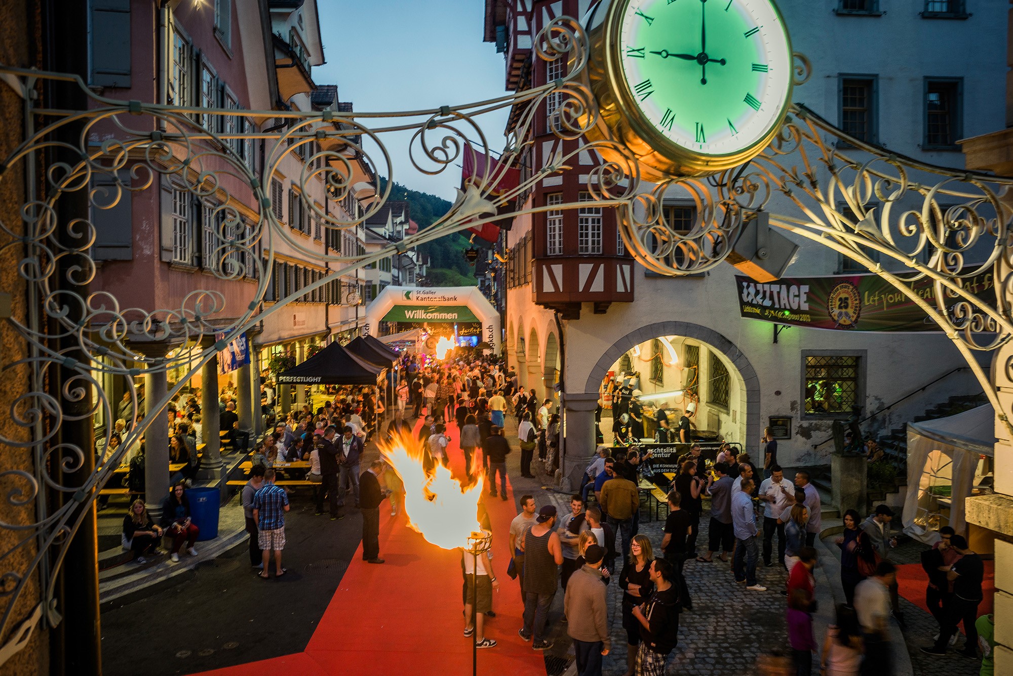 Gasse einer Altstadt gefüllt mit Menschen