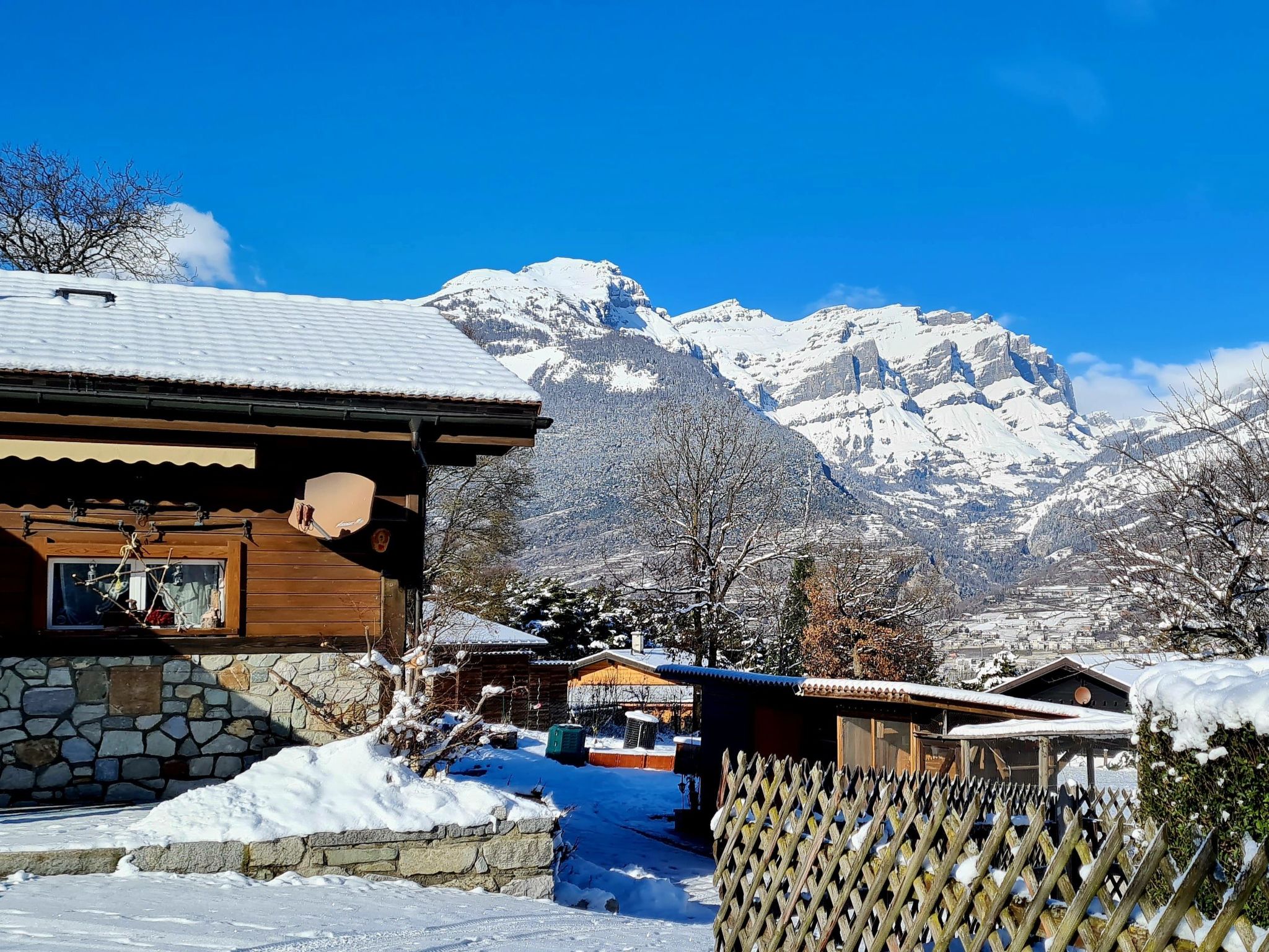 interhome-Chalet Haus (bei Einfahrt grosser Nussbaum )