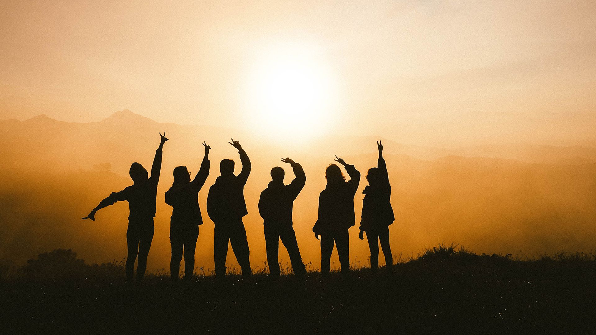Gruppe beim Sonnenuntergang