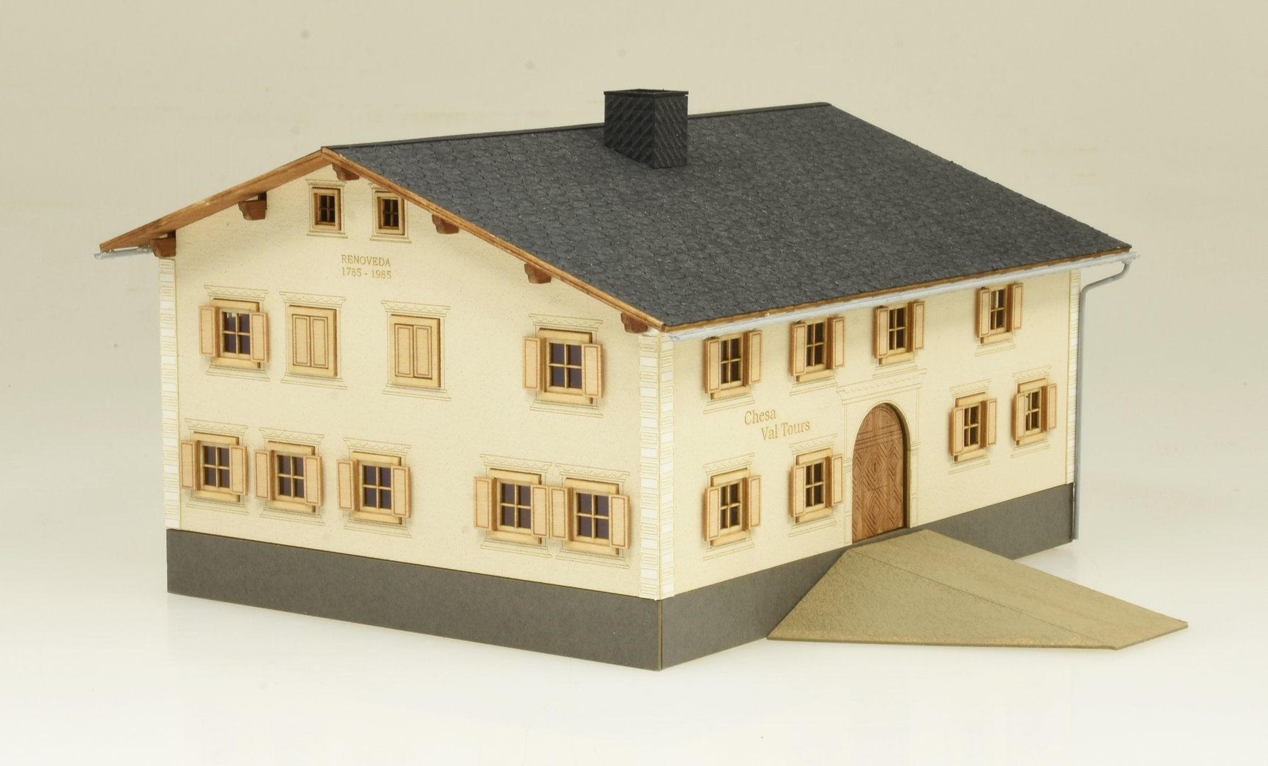 Modellbausatz Bündner Wohnhaus „Chesa Val Tours“ 1:87