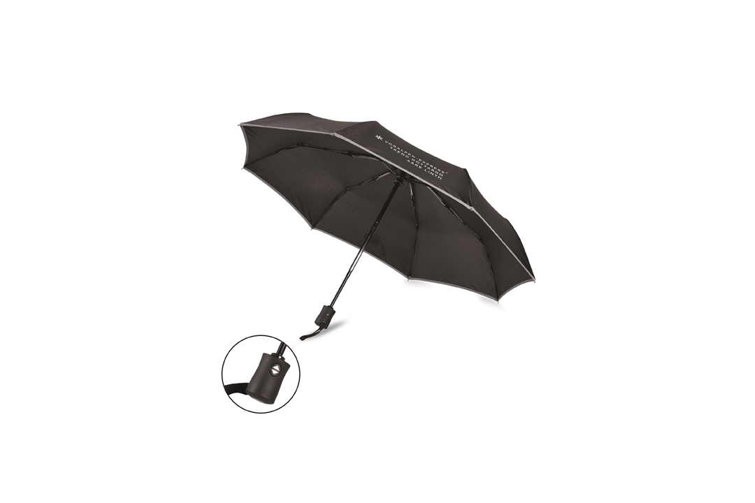 Schwarzer Regenschirm aufgeklappt