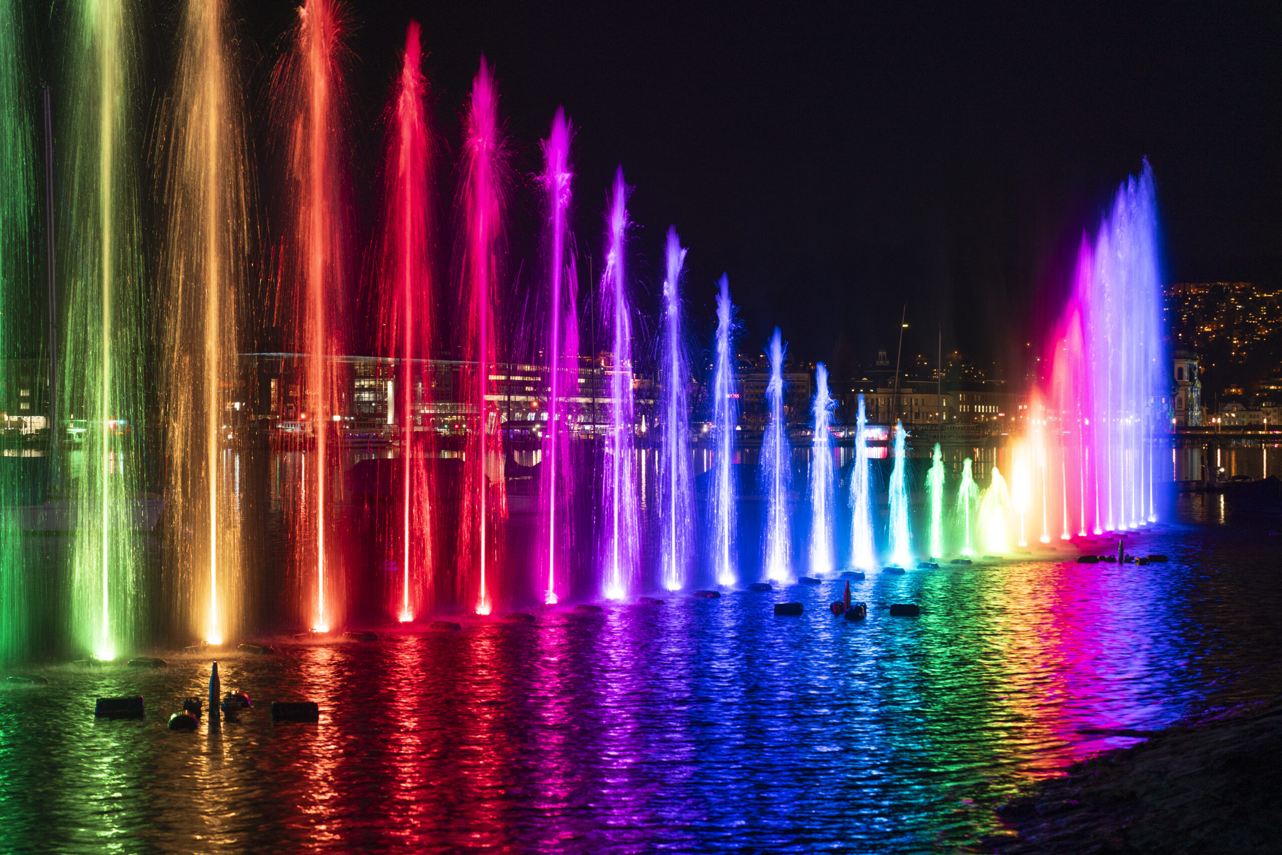 Jet d'eau sur le lac de Lucerne – tous les jets d'eau sont baignés d'une lumière féérique. 