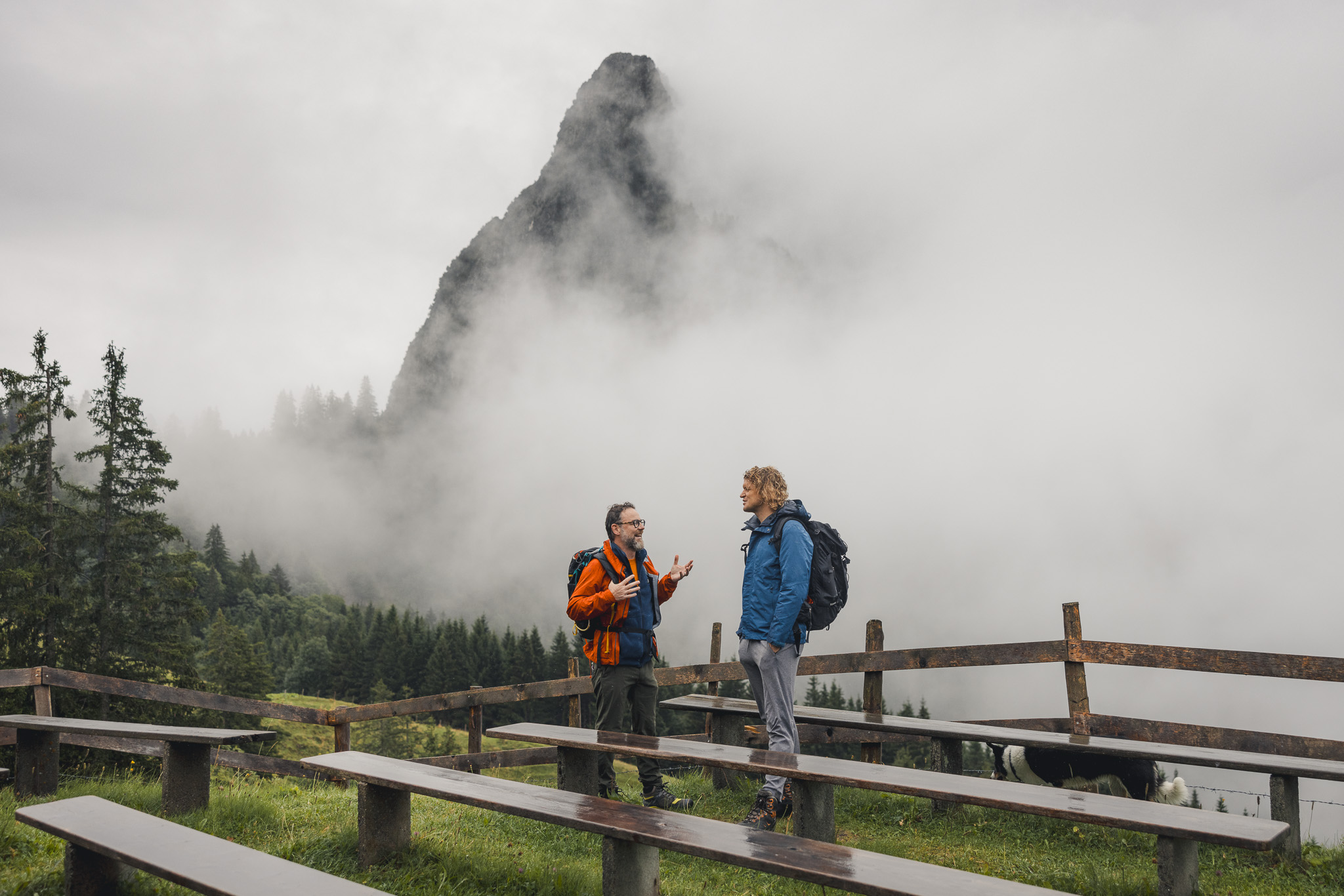 Zwei Männer auf einer Wanderung vor dem Mythen
