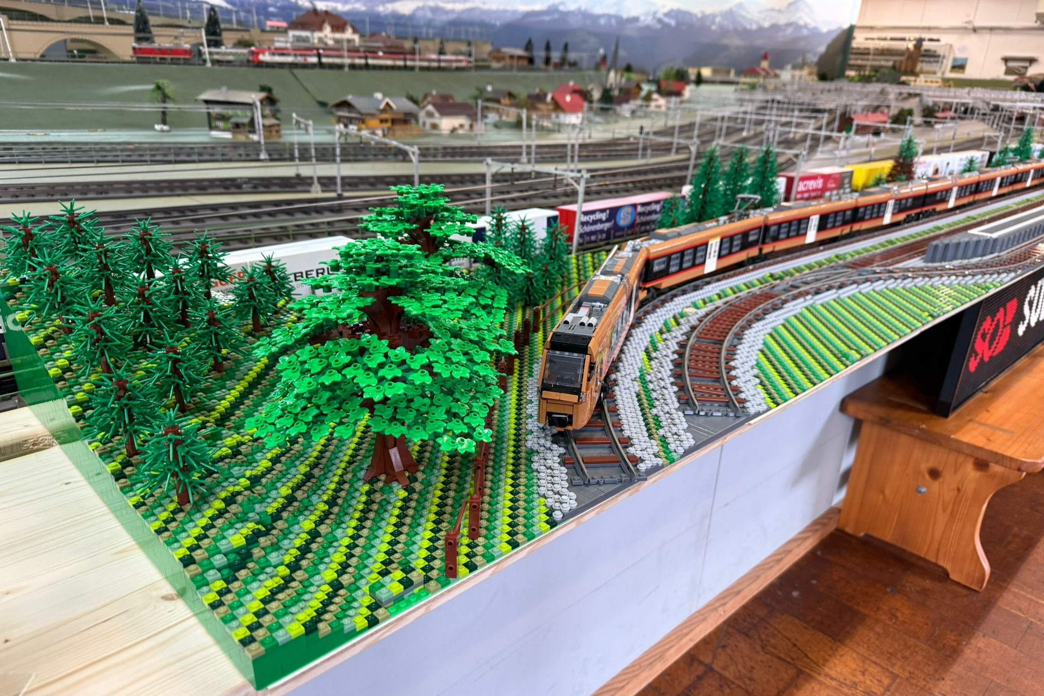 Un Traverso color rame fatto di Lego in un paesaggio Lego verdastro