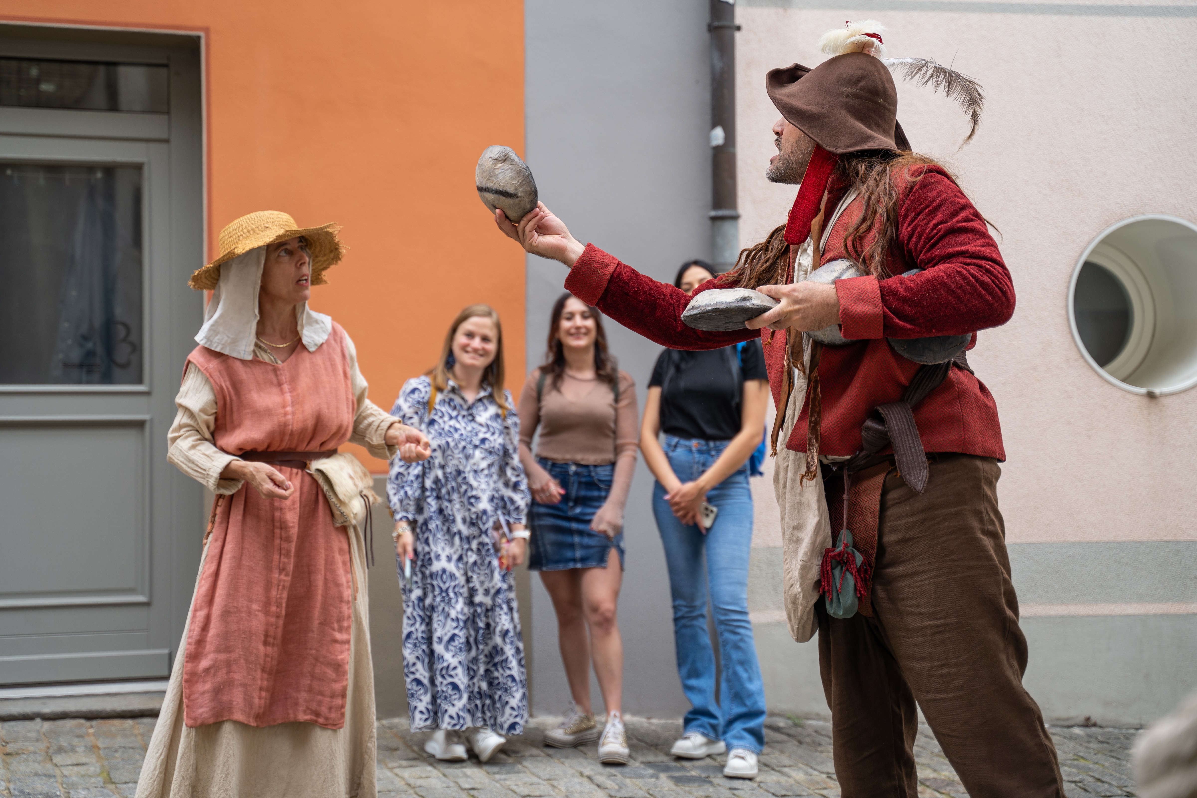mys-Erleben Sie das Mittelalter in Bellinzona: der Rundgang-Teatralizzate Bellinzona Scena