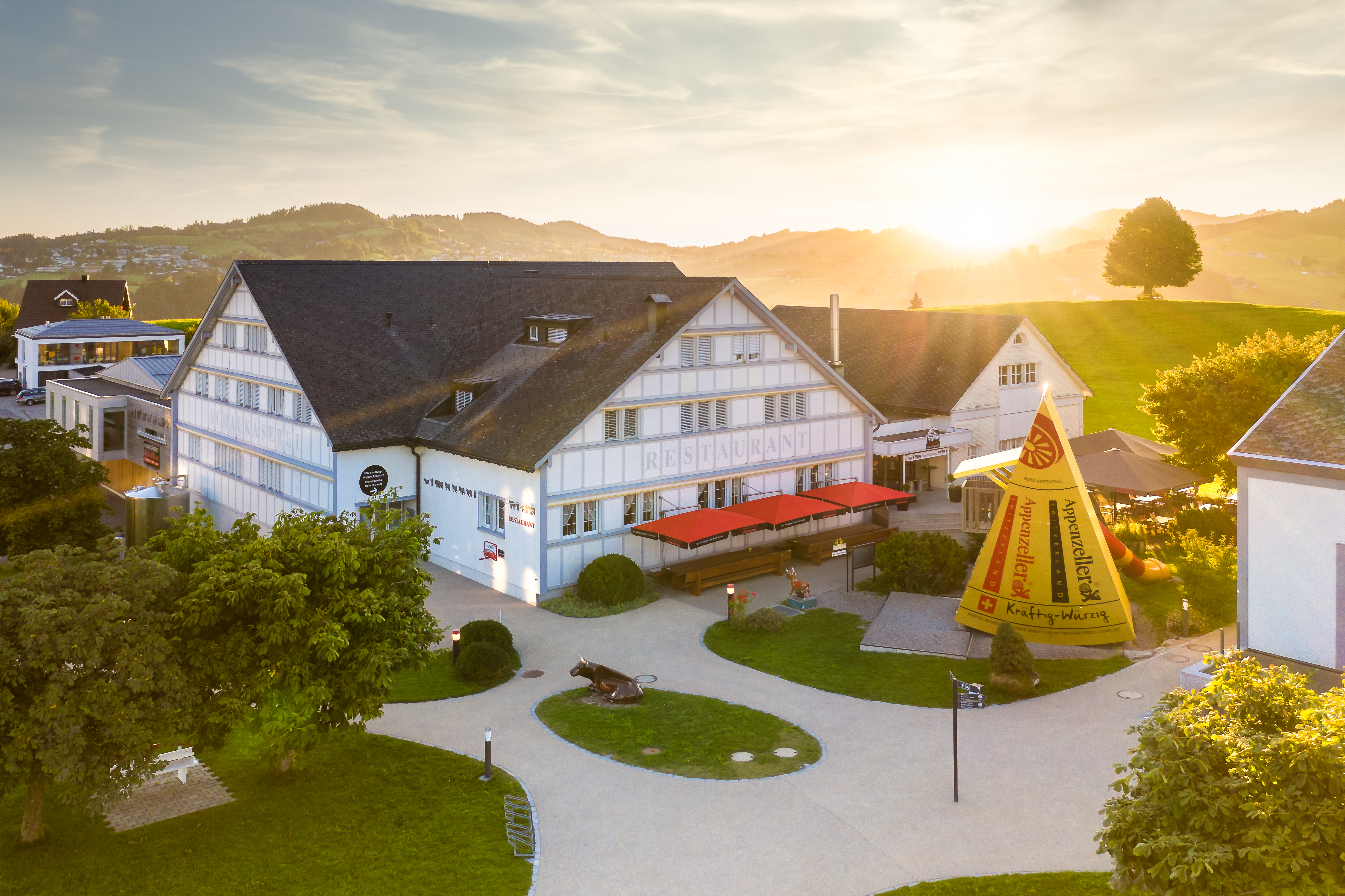 La fromagerie de démonstration Appenzeller à Stein AR au coucher du soleil – fromagerie traditionnelle avec restaurant et grand quartier de fromage dans la cour.