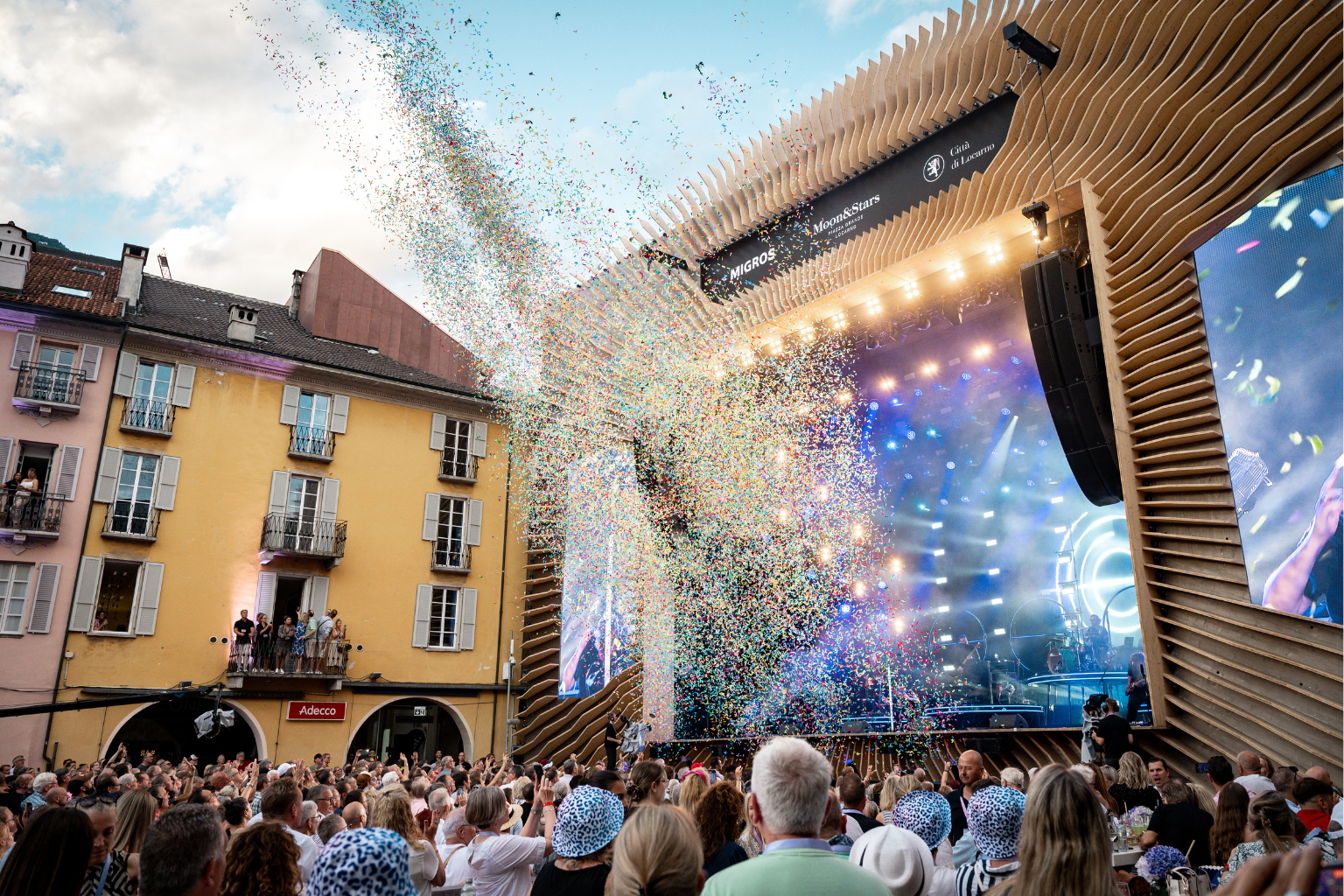 Scène de concert avec une pluie de confettis multicolores