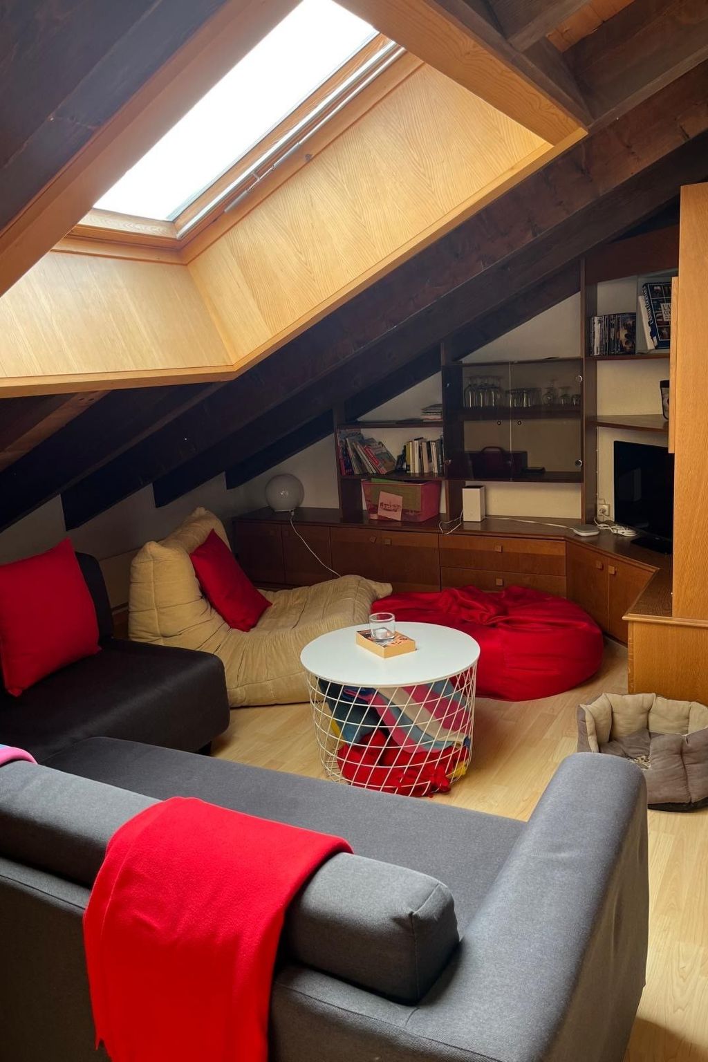 interhome-Helle und moderne Dachwohnung