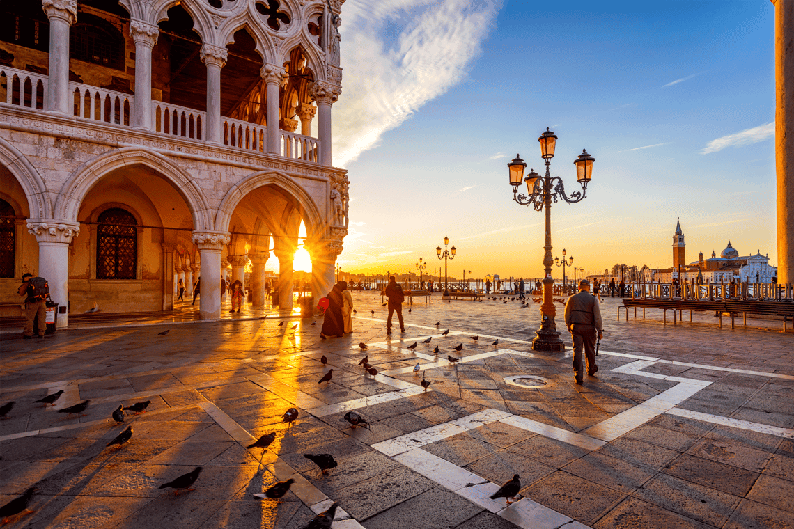 Sonnenuntergang hinter dem Dogenpalast in Venedig