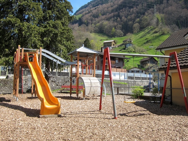 Spielplatz Sisikon beim Schulhaus