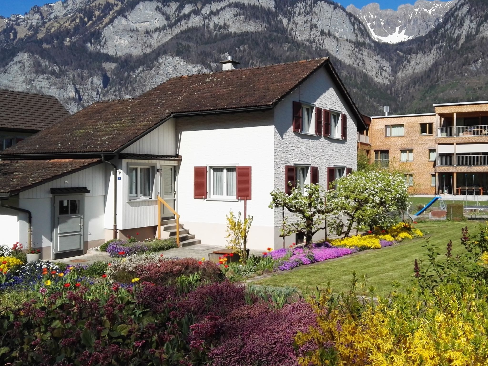 interhome-Schils, (Flums). 5 Zimmerhaus mit Bad/Dusche