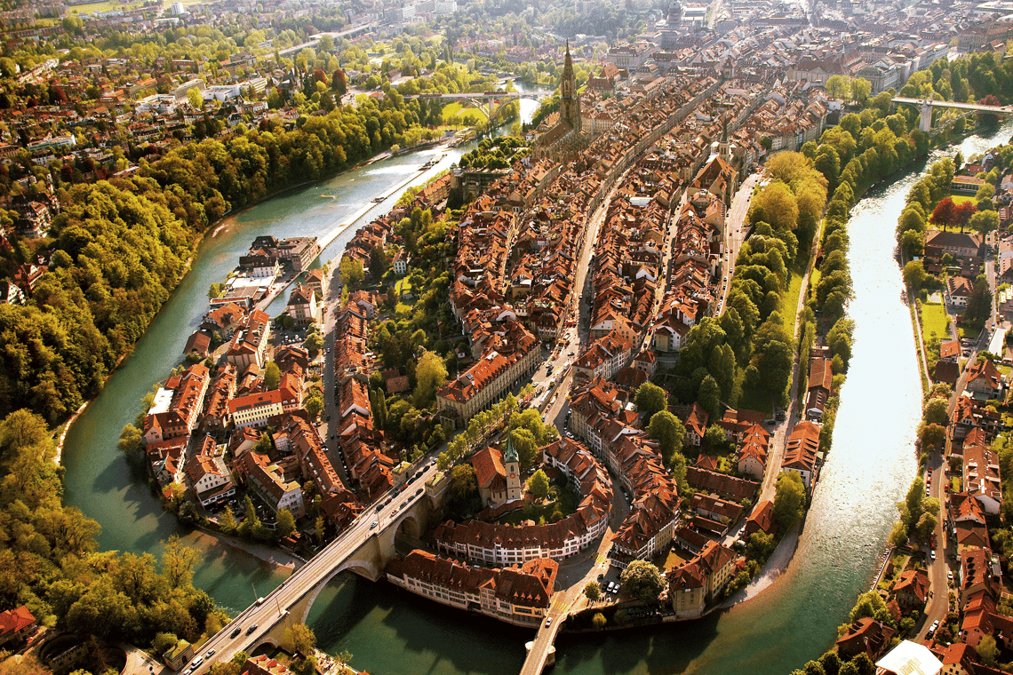 Blick auf die Altstadt von Bern und den Fluss