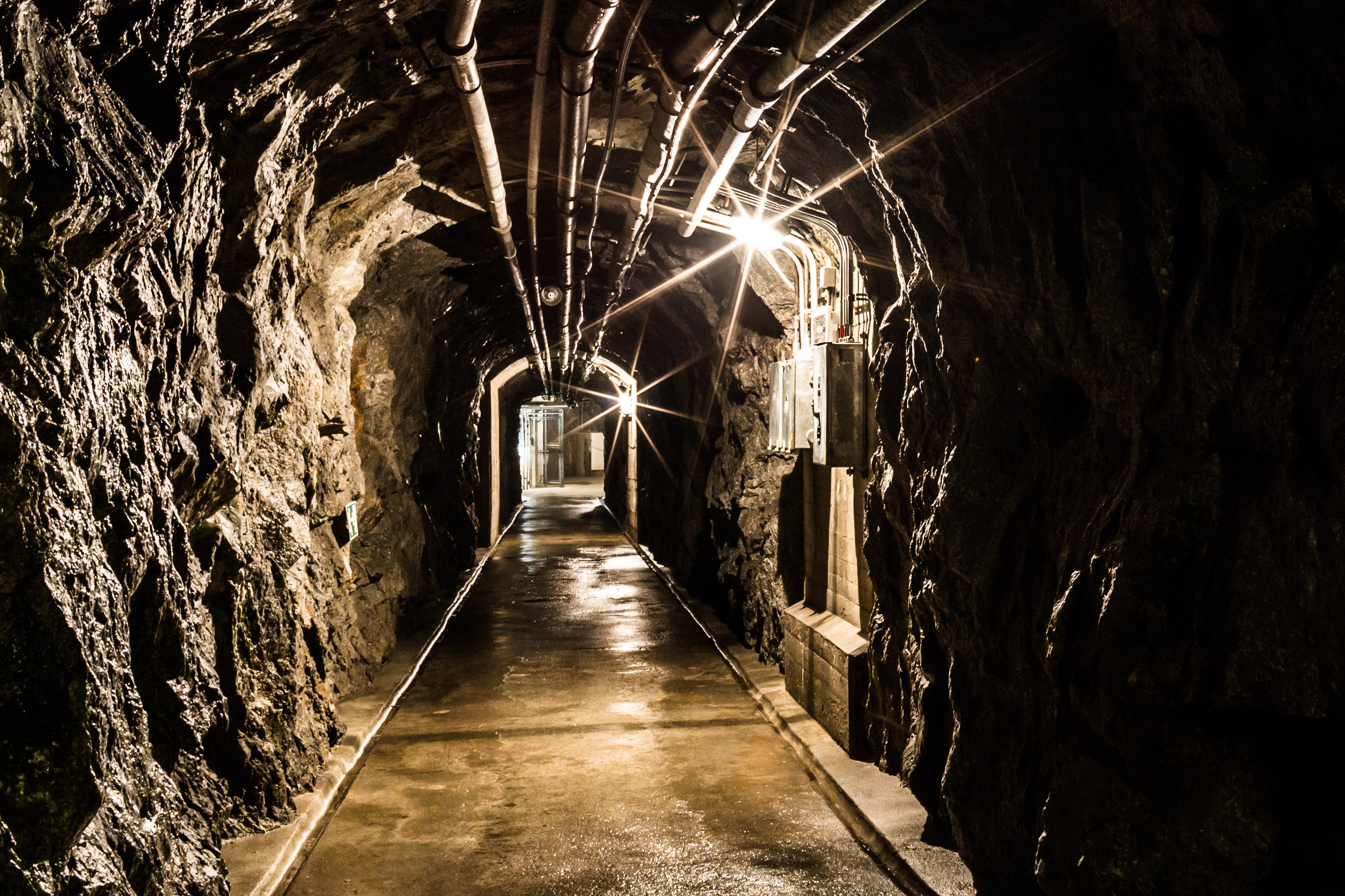 Tunnel im Inneren der Gotthardfestung Sasso San Gottardo – beleuchteter Felsgang mit technischen Installationen tief im Gotthardmassiv.