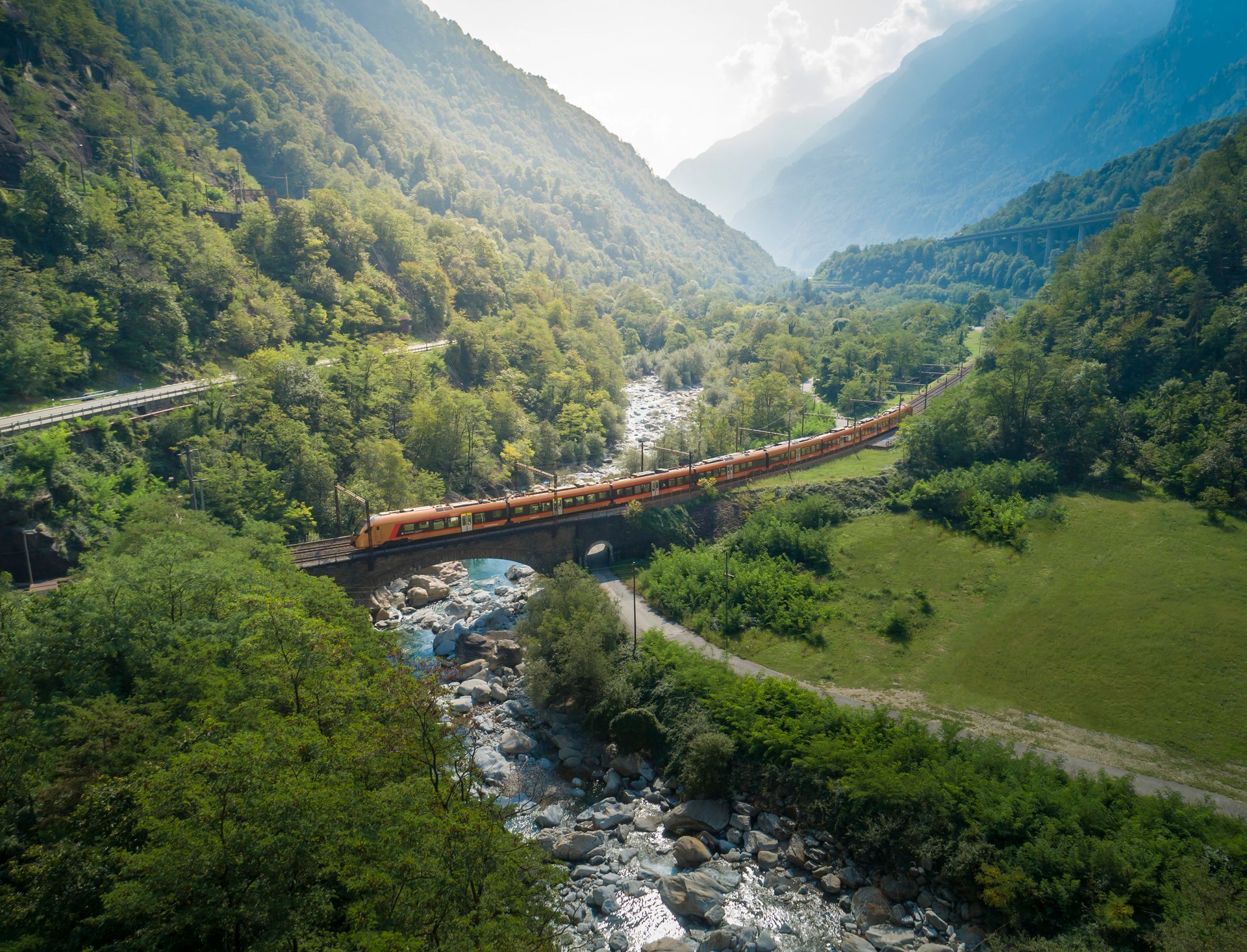 Treno Gottardo auf der Ticino-Brücke in Biaschina