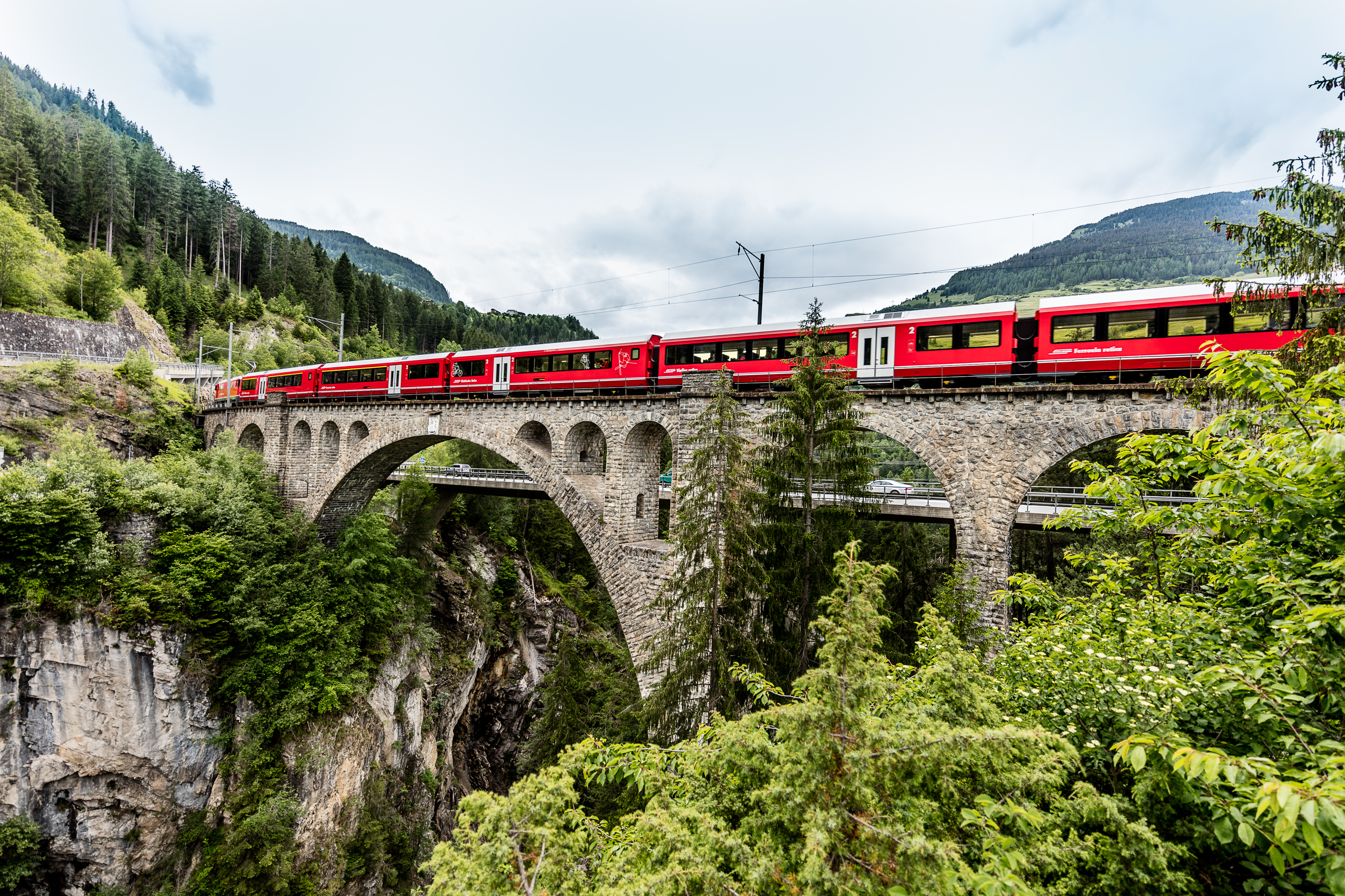 Il treno rosso attraversa il viadotto