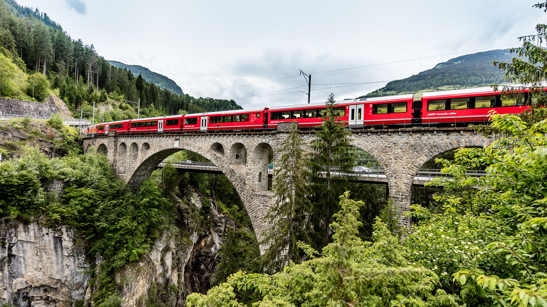 Il treno rosso attraversa il viadotto