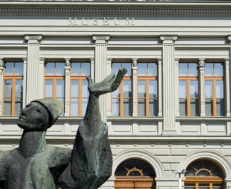 Der Gauklerbrunnen von Max Oertli vor dem Kunstmuseum St.Gallen