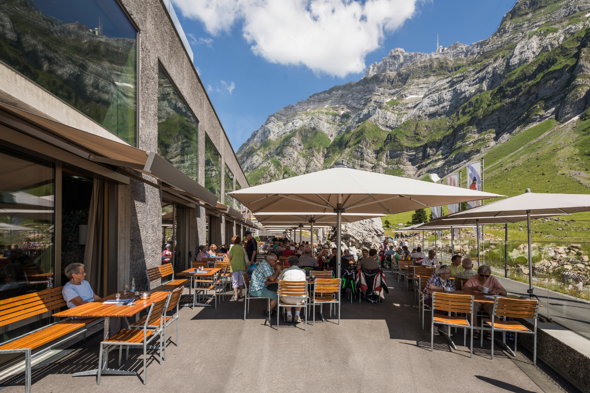 Restaurant mit Terrasse vor dem Berg Säntis  