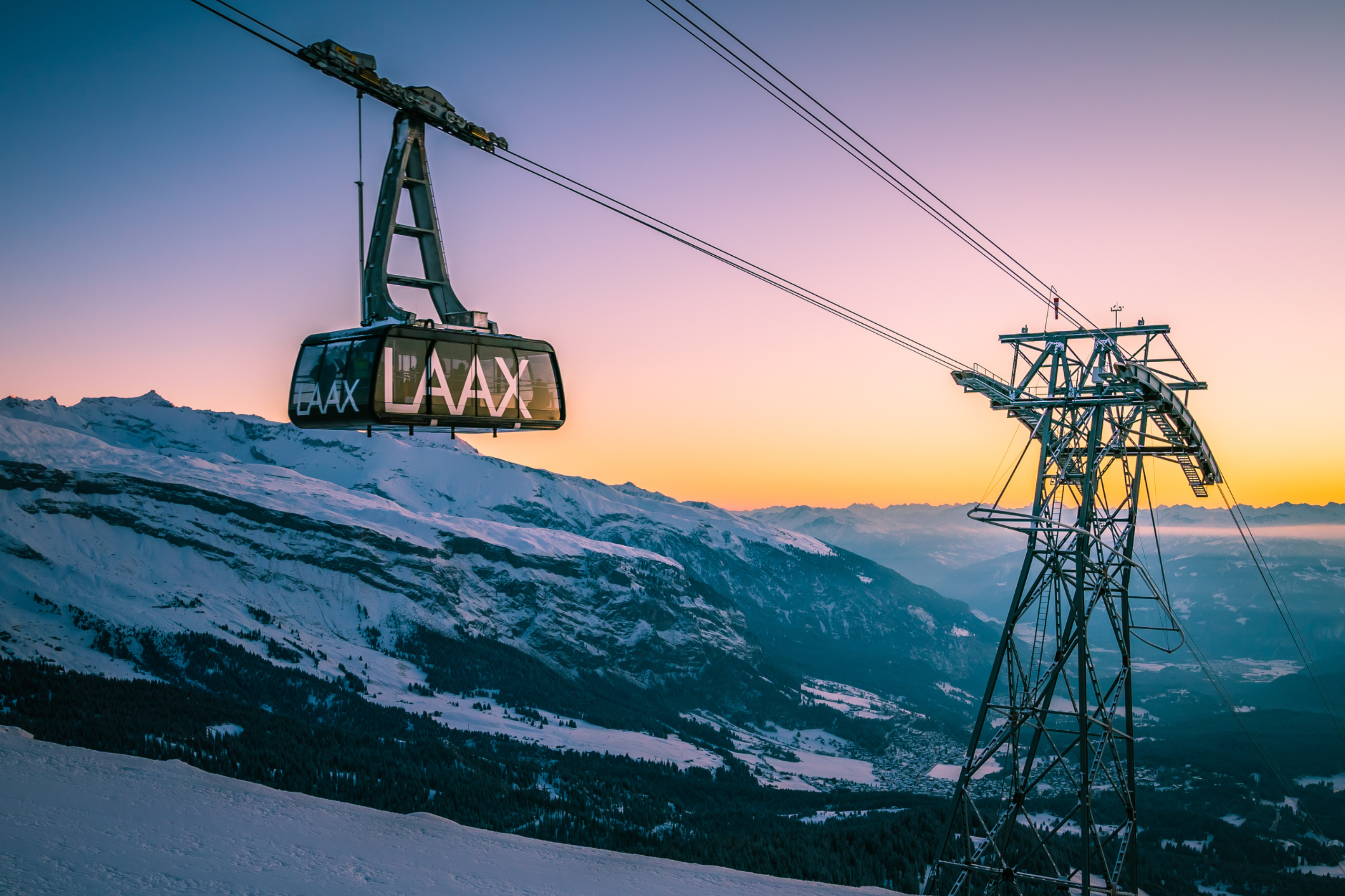 Sonnenaufgang bei Laax auf der Bergstation 