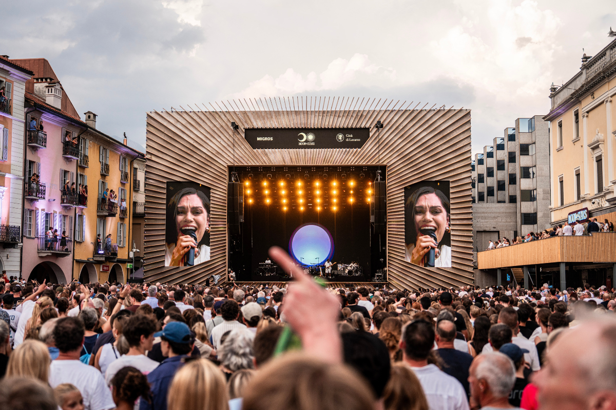 Palco da concerto con una cantante 