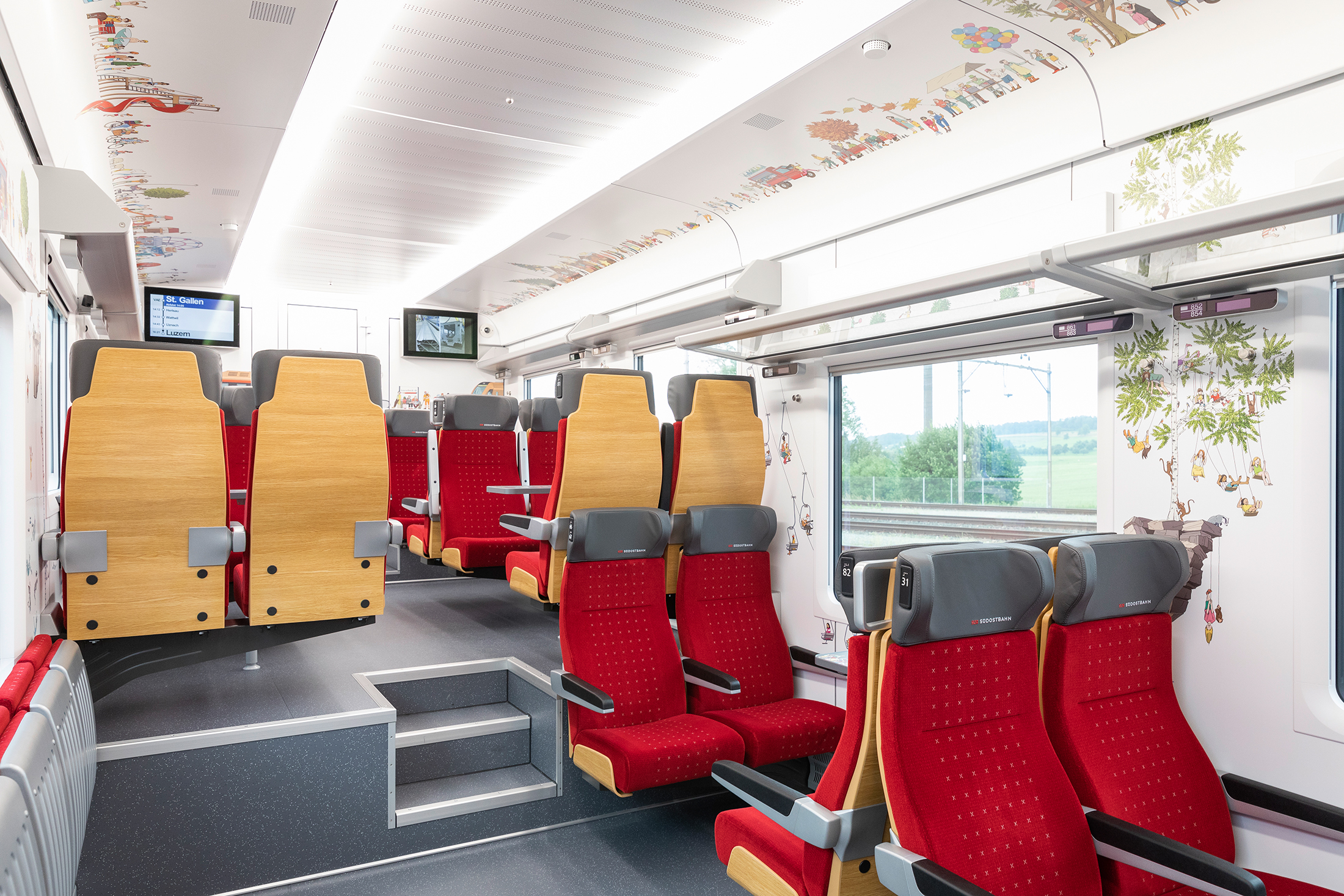 Innenansicht des Familienabteils mit Wimmelbildern