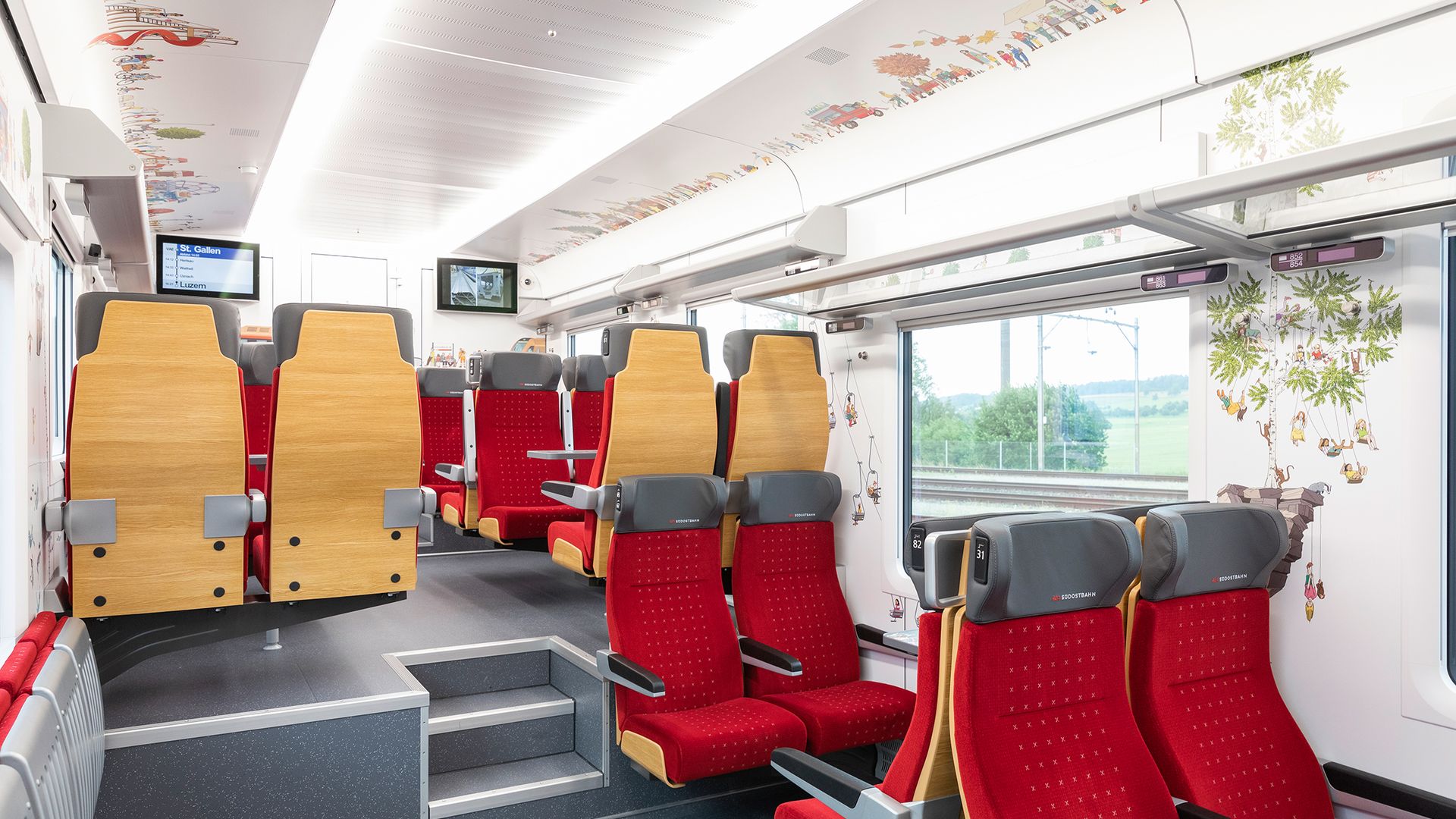 Innenansicht des Familienabteils mit Wimmelbildern