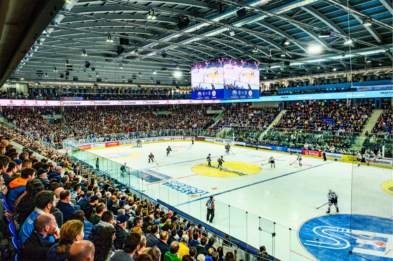 Eishockey Arena in Ambri Piotta