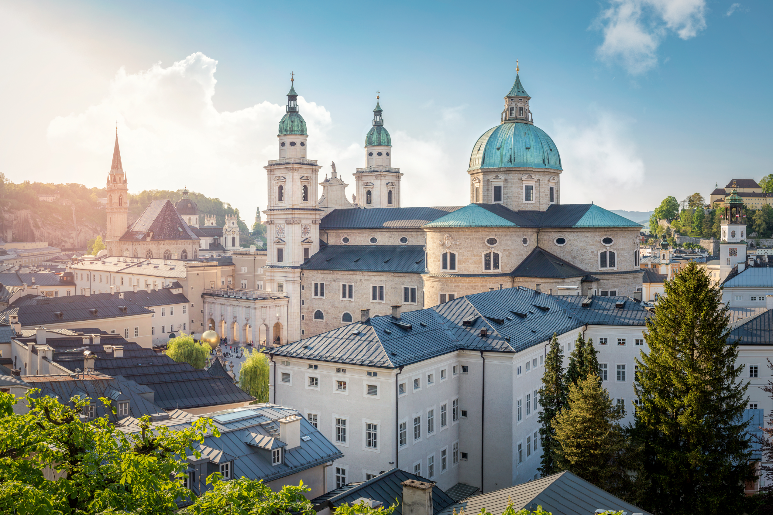 Weisse Kirche mit Sonnenschein und blauem Himmel im Hintergrund
